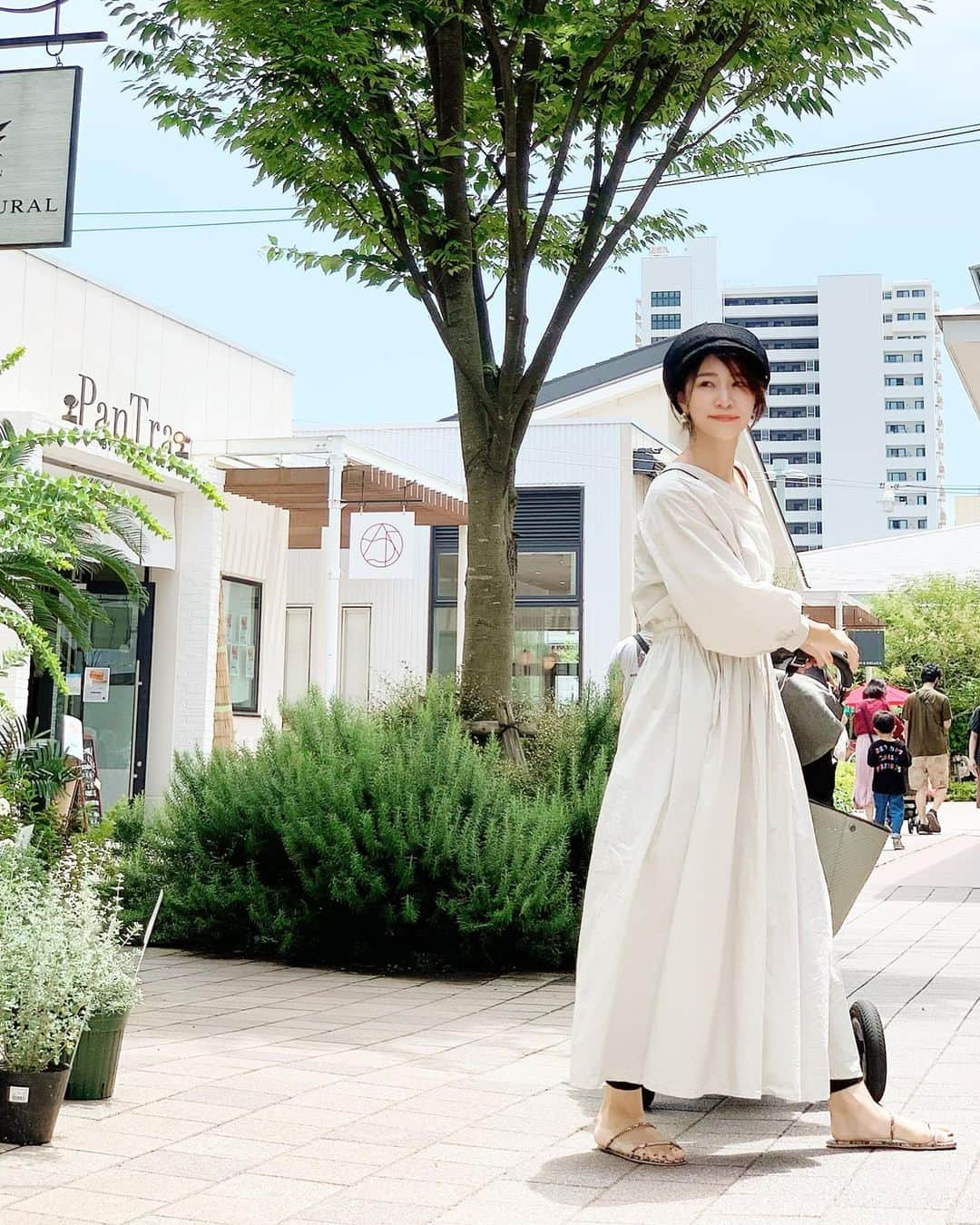 鈴木優美 さんのインスタグラム写真 - (鈴木優美 Instagram)「テラスモール湘南へ行った時のコーディネート🌿 . ワンピースはよくチェックしている @iena_jp のものです♪ ちなみに今回はAmazon @amazonfashionjp のBAYCREW'Sで購入してみました🤍 . こういうシンプルな袖ありワンピースが結局普段着やすくて使えるんですよね〜！！！ レギンス履いたりデニムを履いたり、コーデも組みやすくて結果ヘビロテ。 ちなみに私が着ているのはグレーです🤍 . . . . . #amazonで発見 #amazonfashionjp #PR #コーディネート #ママコーデ #きれいめカジュアル #シンプルコーデ #ワンピースコーデ #いつコ #新米ママ」7月20日 19時40分 - yumi_kakiuchi