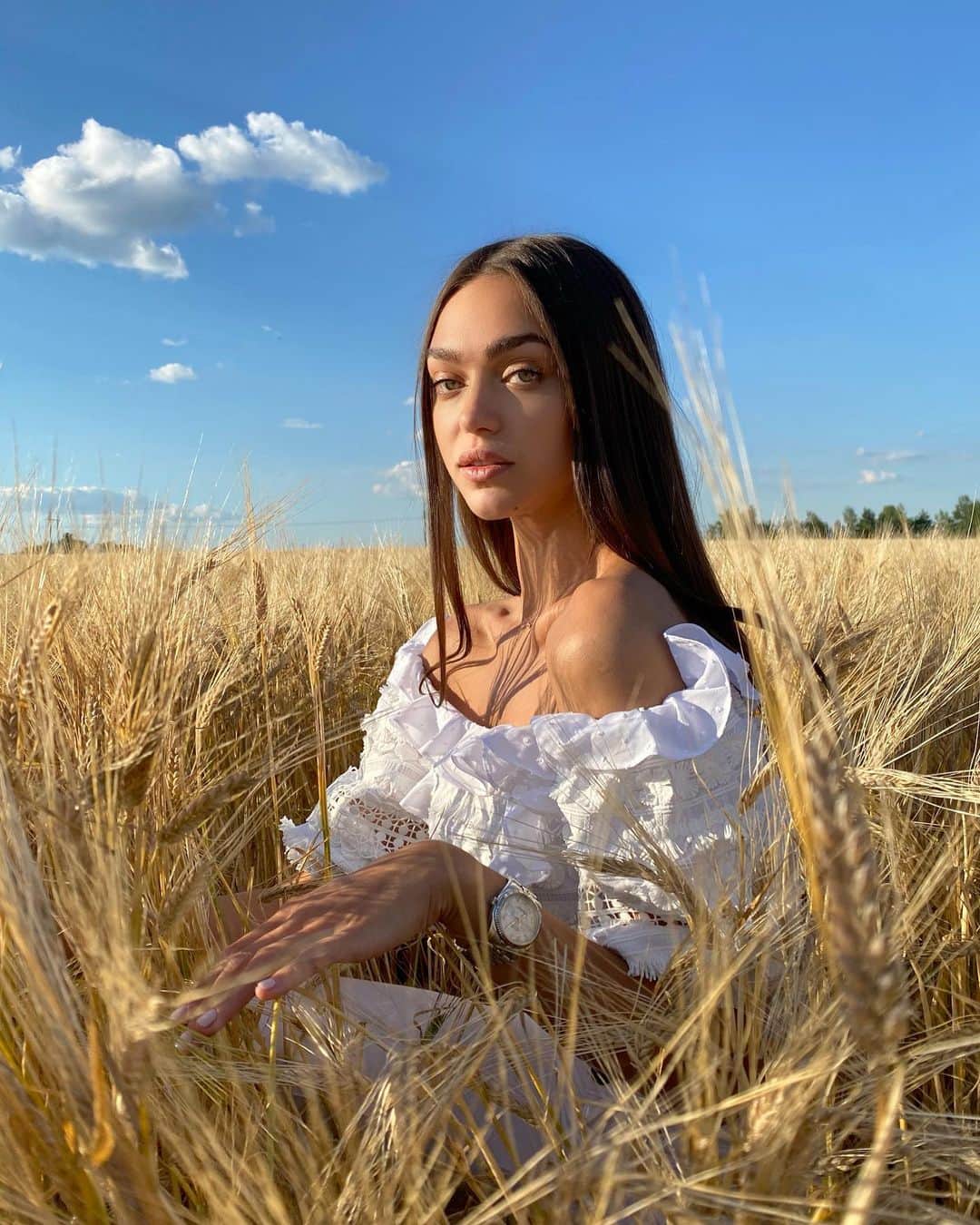 Zhenya Katavaのインスタグラム：「🌾 Я узналА, что у меня Есть огромная семья И тропинка и лесок В поле каждый колосок Речка, небо голубое — Это все мое родное Это Родина моя, Всех люблю на свете я!  #belarus 🇧🇾」