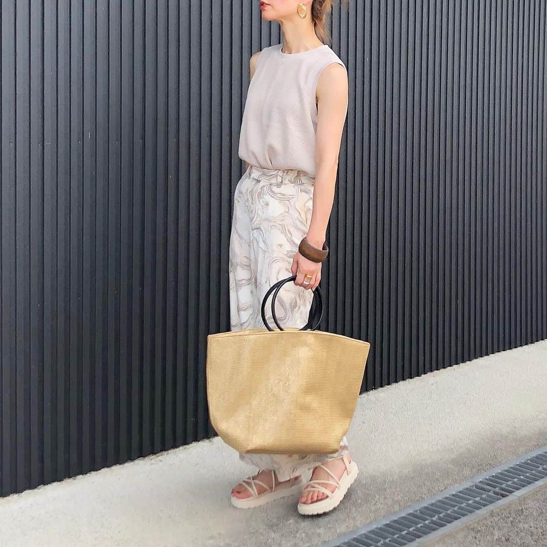 のインスタグラム：「7月20日(月) . . @envylook_japan のあみあみサンダル♡tebaっぽくて合わせやすい👌 . ウッドハンドルのカゴバッグは @8circle_official で一目惚れしたやつ😩💓 軽くて荷物もたくさん入ってめちゃくちゃかわいい♡ . . #envylook #envylook_japan #8circle #kaumo_fashion #locari #ponte_fashion #mineby3mootd #mineプチプラ部 #おちびコーデ #おちびの輪 #低身長コーデ #平均身長コーデ #プチプラ高見えコーデ #大人シンプルコーデ #アラフォーコーデ #155センチコーデ #大人カジュアルコーデきれいめコーデ #大人カジュアルファッション #ワントーンコーデ #ベージュコーデ #淡色女子 #淡色コーデ #スポサンコーデ #カゴバッグコーデ」