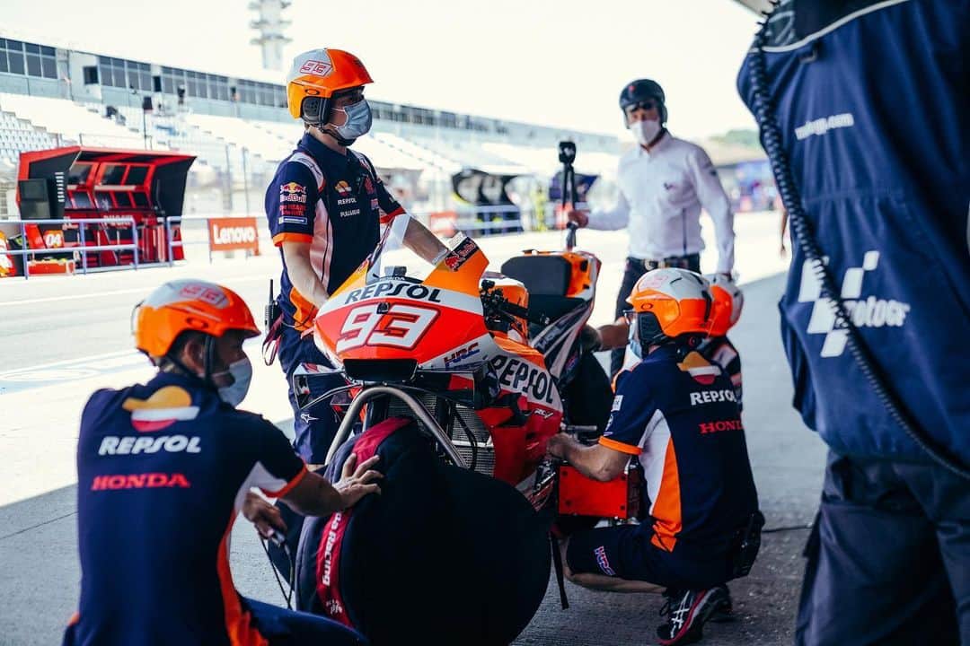 レプソル・ホンダのインスタグラム：「Here's to all the Repsol Honda Team members at the track and back at base. 🙌  It isn't always easy, but everyone on this team will always give their best no matter what.」