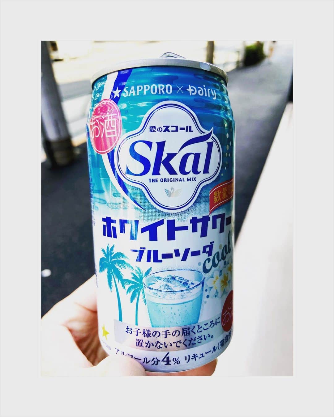 小林 ディスカスさんのインスタグラム写真 - (小林 ディスカスInstagram)「劇的に#kawaii 👱🏽‍♂️💙💙💙🥰 カラーと言い、 しかも愛のスコール、 ホワイトサワー、 ブルーソーダだだなんて…🙆🏼‍♂️💯💯💯🥰 今年の夏は、これしか飲まなーい！！  #tokyo #japan #ブルーソーダ #愛のスコール #ほろよい #Sapporo #サッポロ #味もカラーもパッケージデザインもタイプ過ぎる #東京」7月20日 19時43分 - discus_kobayashi