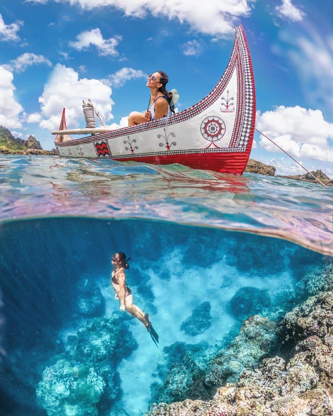 樂さんのインスタグラム写真 - (樂Instagram)「蘭嶼東清。拼板舟🌊 這次來蘭嶼最想拍的畫面😍😍😍 蘭嶼最具代表的拼板舟配上乾淨到不行的海，太喜歡這張了🥺 來蘭嶼也一定要體驗滑拼板舟，在東清灣看日出的地方就可以體驗嘍！ Tag朋友一起來蘭嶼玩吧」7月20日 19時54分 - ygt1016