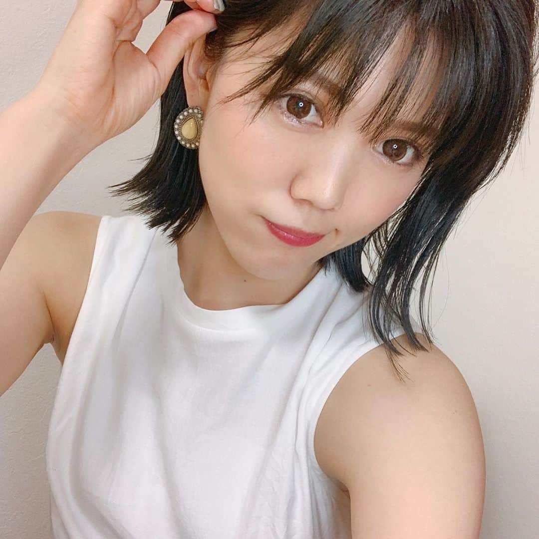 上坂由莉のインスタグラム：「﻿ ﻿ ヘアーチェンジ💇‍♀️﻿ どんどん短くなる❣️﻿ そして髪の量めっちゃ取ってもらって﻿ 頭が軽い〜軽い〜🕊🕊﻿ ﻿ ﻿ 今回のカラーも絶妙すぎてお気に入り🥺﻿ ちょっと青味がかったメタリックぽい感じ💙﻿ 最高すぎかよ😍😍😍﻿ なわっち今日もありがとう〜🥰﻿ @nawahideyoshi ﻿ ﻿ #ボブ #ボブヘア #ヘアカット #美容室 #stand #代官山﻿」
