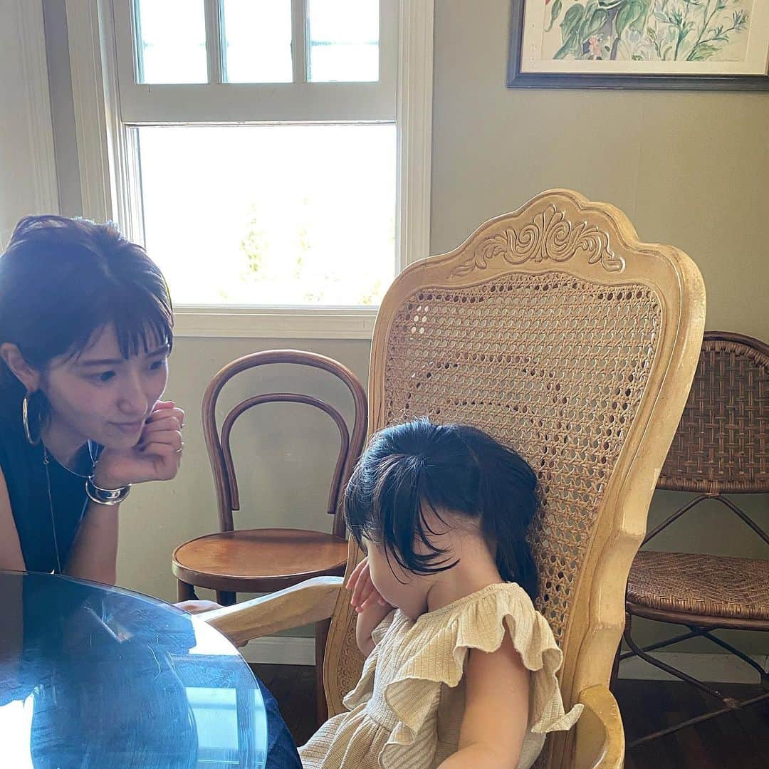 美生のインスタグラム：「#momanddaughter﻿ ﻿ ﻿ マンガみたいなイヤイヤ期の次女🧒🏻﻿ ﻿ おもちゃの取り合い﻿ おやつの取り合い﻿ 毎日戦争👧🏻🧒🏻﻿ ﻿ めちゃめちゃ仲良く遊んでたと思ったら﻿ またケンカして私が怒る👩🏻﻿ ﻿ そして毎晩ぴったりくっついて寝る👧🏻🧒🏻👩🏻﻿ ﻿ 明日もよろしく🤝﻿ ﻿ ﻿」