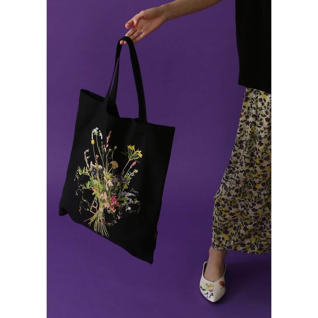 FRAPBOISofficialさんのインスタグラム写真 - (FRAPBOISofficialInstagram)「2020-21 AUTUMN/WINTER COLLECTION 「Pressed Flower」  BIGI ONLINE STORE/ZOZOTOWNにて、秋冬最新コレクションを先行予約販売中です。  #frapbois #フラボア #2020 #2021 #autumn #winter #collection #コレクション #pressedflower #プレスドフラワー #押し花 #flower #フラワー #花柄 #relax #リラックス #relaxsilhouette #リラックスシルエット #tokyo #japan」7月20日 19時53分 - frapbois_official