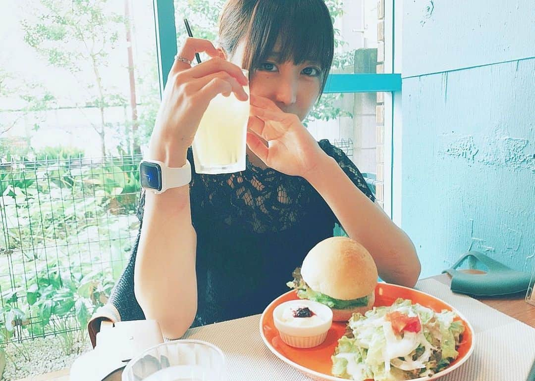 小嶋結里亜さんのインスタグラム写真 - (小嶋結里亜Instagram)「.﻿ . 一週間のはじまり 。﻿ ﻿ 今日は、#ハンバーガーの日 🍔　﻿ らしいです。食べたのはパニーニですが。笑﻿ ﻿ 行きたいと思ってる﻿ ハンバーガー屋さんもあるので﻿ 近々ちゃんとハンバーガーの日を﻿ したいと思います。☺︎﻿ ﻿ そして、明日は﻿ #土用の丑の日 ﻿ 美味しいうなぎ屋さんに﻿ 食べにいきたい。ひつまぶしも食べたい。﻿ ﻿ ﻿ ...いまのところ、﻿ 食べのもののことしか喋ってないこと、﻿ わかってます、はい。笑﻿ ﻿ ﻿ はあ、おなかすいた 。( ･u･)﻿ ﻿ 今週も頑張りすぎず、過ごしましょう。﻿ ﻿ ❁﻿ ﻿ ❁﻿ ﻿ #妃乃ゆりあ #ランチ ﻿ #これはパニーニです #7月20日」7月20日 19時53分 - hino_yuria127