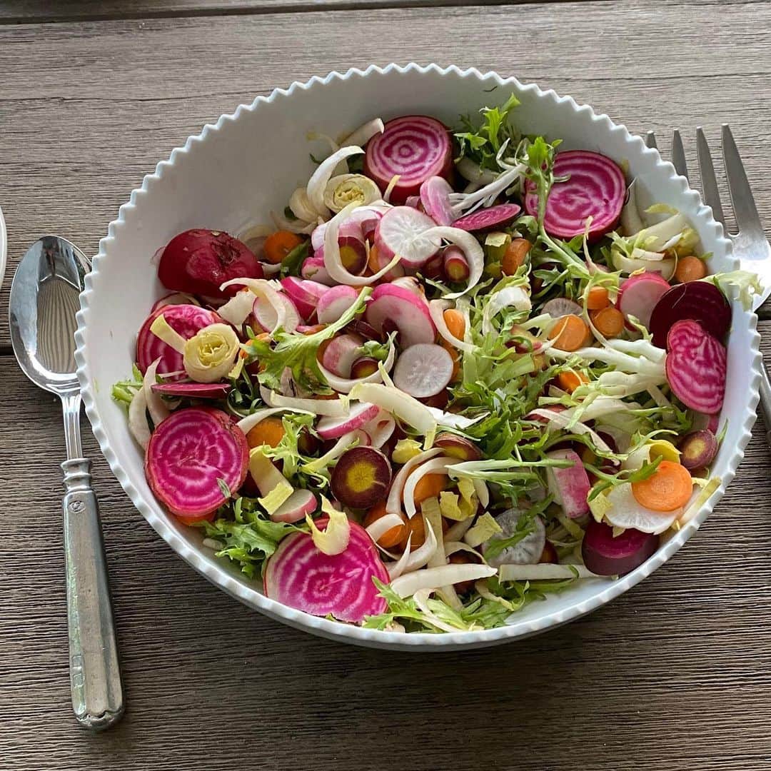 ボビー・ブラウンのインスタグラム：「#beautyfromtheinsideout @5dukes Pond House Plate from @maemougin_porcelain Local veggies from @stonesthrowfarmsagaponack and a vodka on the rocks.」