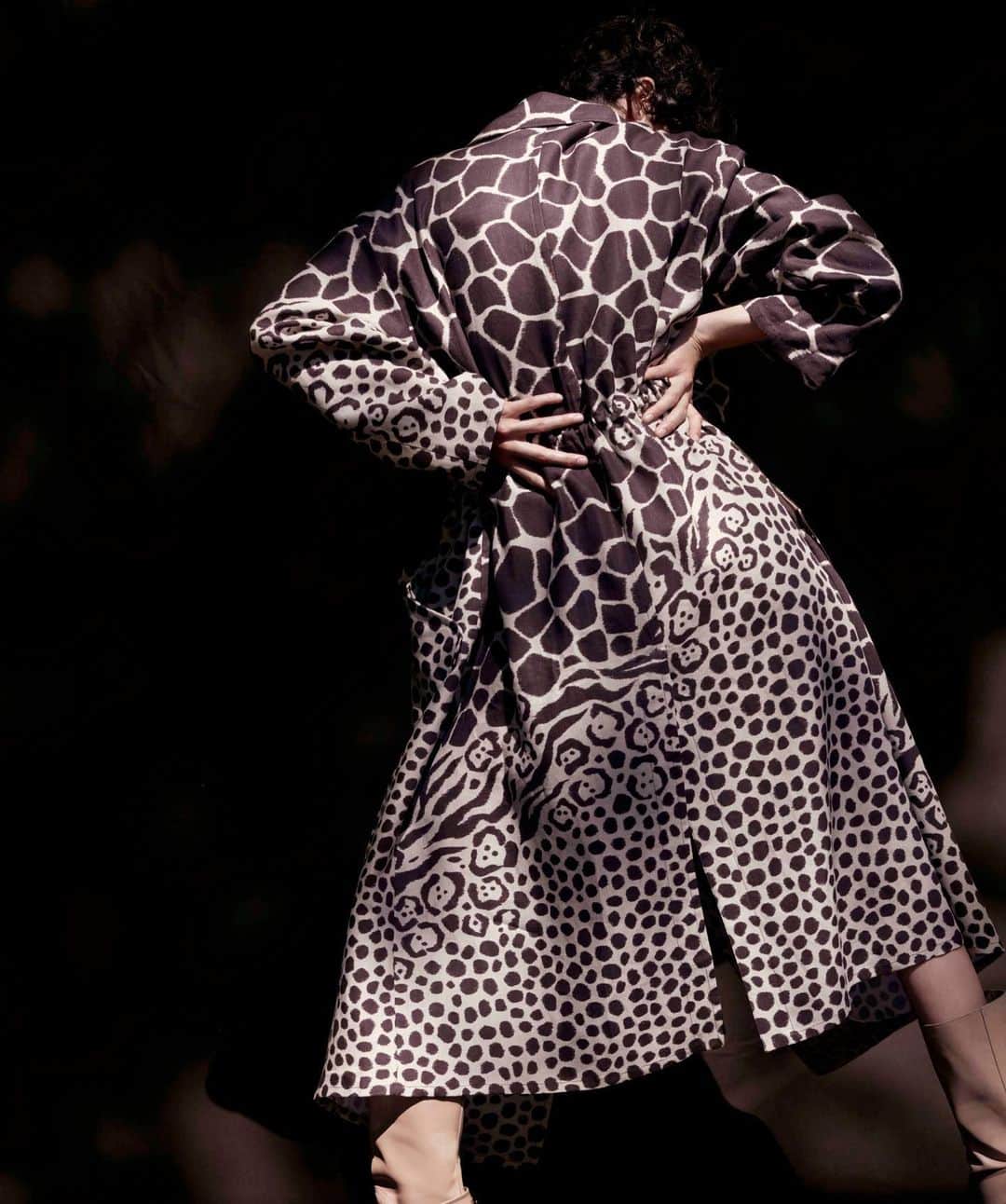 Vogue Taiwan Officialさんのインスタグラム写真 - (Vogue Taiwan OfficialInstagram)「#VogueFashionNow @ferragamo 2021早春系列充滿舒服色調！本季男女裝系列強調極簡線條、中性色調與長頸鹿紋、豹紋印刷所產生的強烈對比。這樣的設計源自Ferragamo絲巾，重新塑造了70年代的絲巾風貌，更體現了新的裁縫穿孔技術。﻿ ﻿ 創意總監Paul Andrew說：「在疫情封鎖之前，我就計劃以世紀中期現代主義北歐風格的家具設計為靈感發想。後來，這種靈感回歸到了自然界的本體：以大自然為啟發，利用簡潔的線條，有機的材料，最小的結構以及相對較少的裝飾為設計訴求，正與我們當前所受限的狀況非常吻合。我們思考著設計最重要的元素，努力將困境化為力量。」﻿ ﻿ 🖊 #itstifflu」7月20日 19時57分 - voguetaiwan