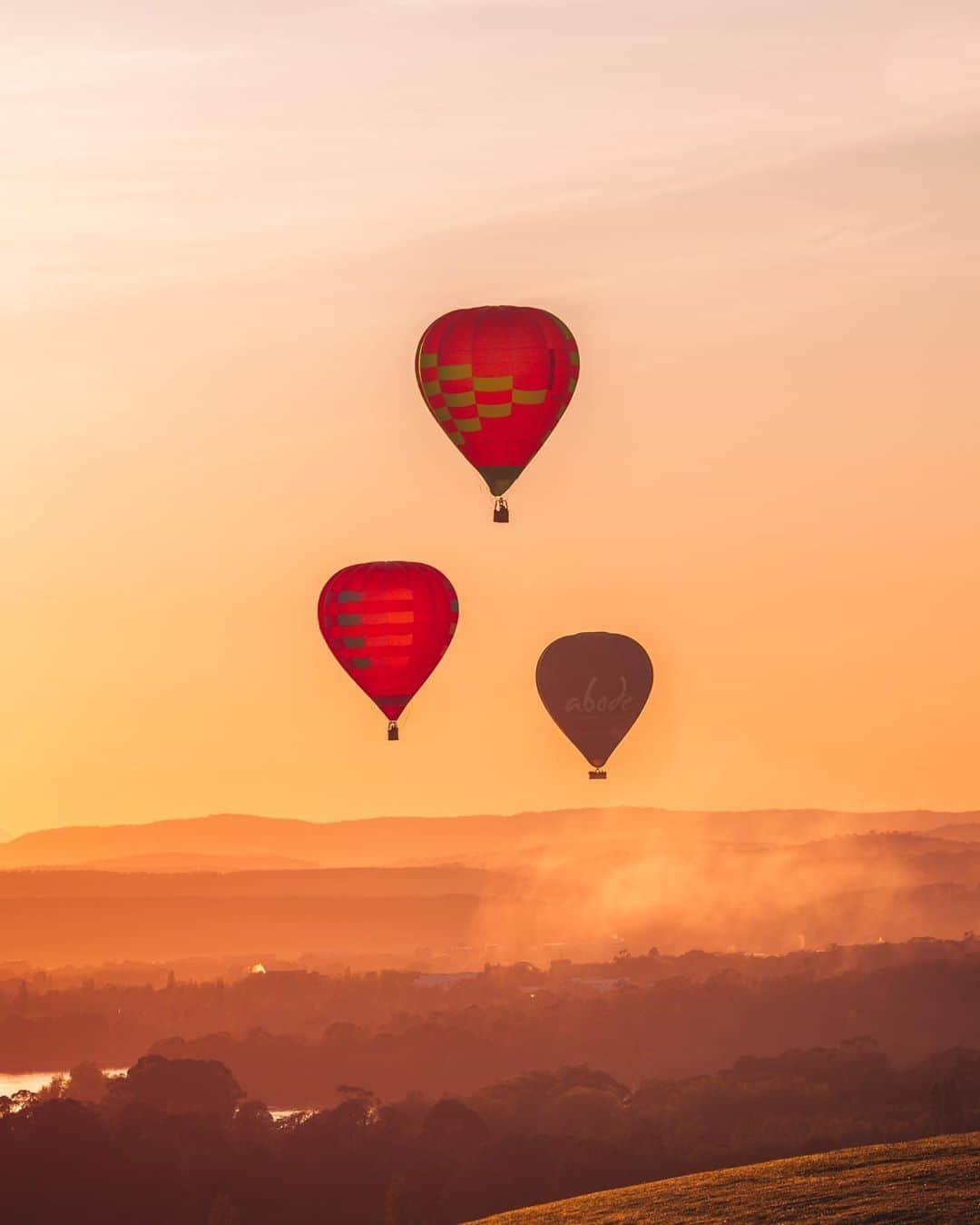 Australiaさんのインスタグラム写真 - (AustraliaInstagram)「The sky's the limit in @visitcanberra 🎈@xu_keeper perfectly captured these hot air balloons soaring over #Canberra during a dramatic #sunrise. Australia’s capital city is particularly impressive when viewed from above; even more so on a memorable hot air balloon ride with @balloonaloftcanberra or #DawnDrifters. Your flight will take you over the city skyline, #LakeBurleyGriffin and the #NationalArboretumCanberra, providing a bird’s-eye view that's actually rather perfect for planning out the rest of your visit! 😉  #seeaustralia #visitcanberra」7月20日 20時00分 - australia