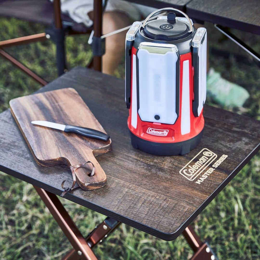 Coleman Japanのインスタグラム：「【いざという時に備えよう💡】  パネルライトを取り外してマルチに使える「クアッド™マルチパネルランタン」。キャンプではもちろん、いざという非常時の備えにもおすすめ。 ・ ・ ・ #灯そうColeman #灯そうコールマン #灯そう #Coleman #コールマン #Lantern #ランタン #LEDランタン #Camp #キャンプ #Outdoor #アウトドア #クアッドマルチパネルランタン #2マルチパネルランタン #マルチパネルランタン #防災グッズ」