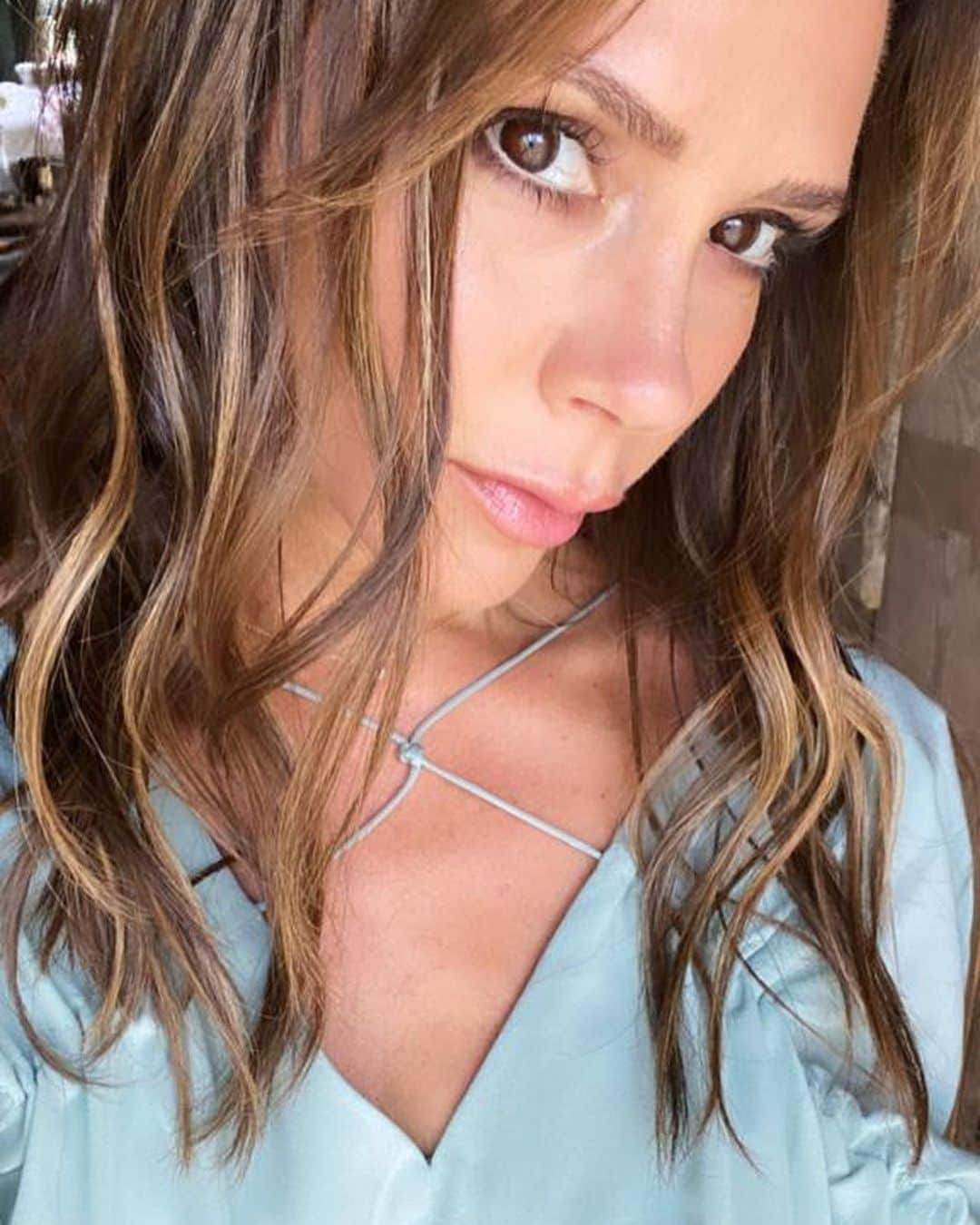 ヴィクトリアベッカムさんのインスタグラム写真 - (ヴィクトリアベッカムInstagram)「Wearing the sage midi dress from the #VBPAW20 collection, love the neckline detail on this piece x vb」7月20日 20時02分 - victoriabeckham