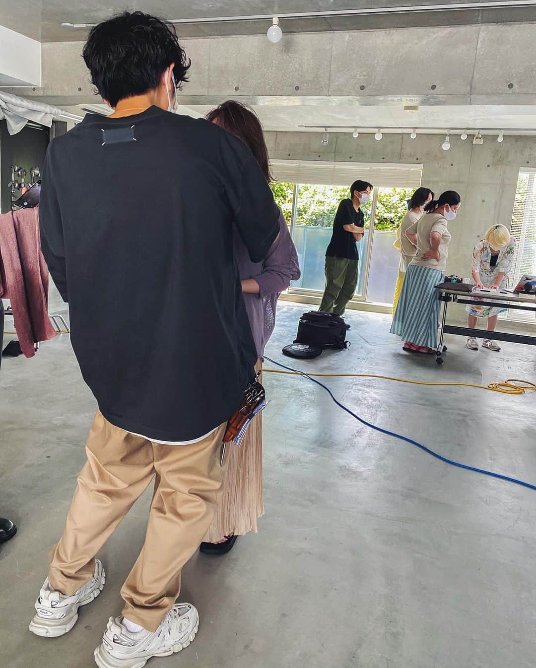 片山良平のインスタグラム：「本日は自粛あけ初の雑誌撮影でした﻿ ﻿ やっぱ作品つくるとワクワクするよね﻿ ﻿ ありがとうございました😊﻿ ﻿ メイクは﻿ @akane_smd  アシストは﻿ @shin.518  ﻿ 2人とも朝早くからありがとう！﻿ ﻿ #ar﻿ #10月号﻿ #新しい感じに挑戦 ﻿ #お楽しみに」