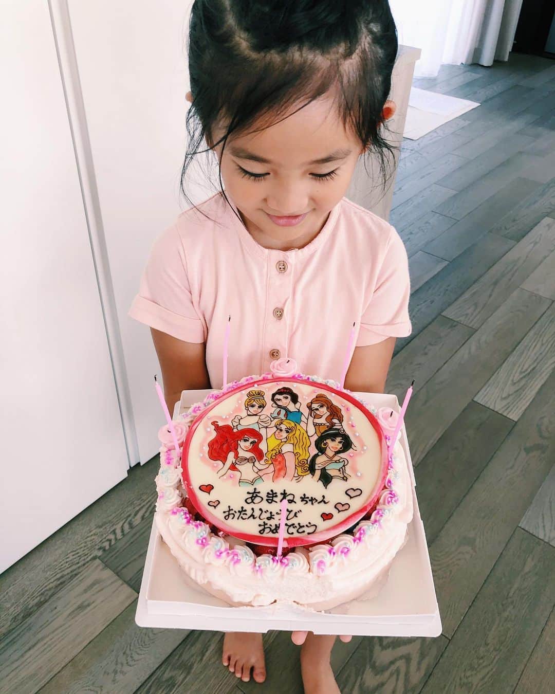 原田沙奈子さんのインスタグラム写真 - (原田沙奈子Instagram)「昨日はお客さんが我が家に。 アマネがお誕生日だったからと、プリンセスのケーキを持ってきてくれて…。涙 こんな素敵なケーキ見たことない！感激。 アマネはプリンセスがもったいないからとなかなか食べられず、綺麗に保管。 いい加減食べて🙏  中は桃のショートケーキで苺やラズベリーやブルーベリーが飾ってあって、美味しかったなぁ。  お客さんとのーんびり過ごせた日曜日の午後。  作ったのは、 ささみのフライにタルタルソース タコとエシャロットとケールのサラダ ブロッコリーとガーリックパン粉←どんだけ あさりのエスカルゴバター←旦那さんリクエスト ナスのカポナータ サーモンマリネ ポテサラ ポークビーンズ 帆立のグラタン トマトたち  少しだけ早起きしてお料理した日曜日。 ささみの揚げたてをすぐ半分にして旦那さんとなぜか隠れるように食べたから。 火傷したよね🥴←揚げたての魅力  #おうちごはん#おもてなし料理#サナコ_お料理」7月20日 20時13分 - sanakoharada
