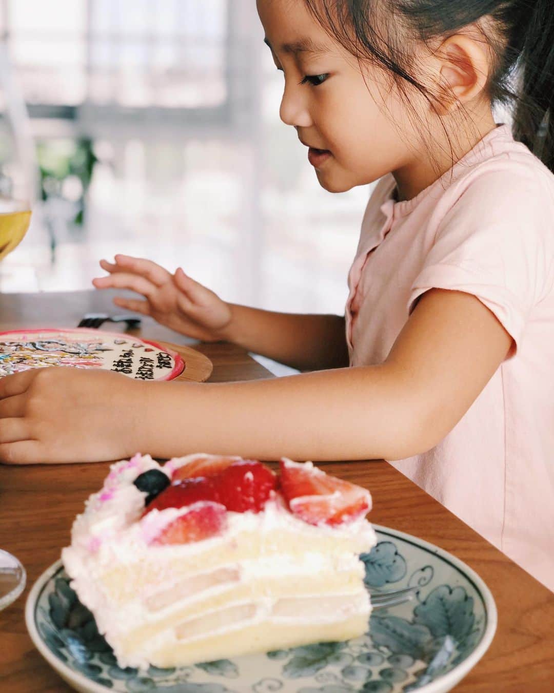原田沙奈子さんのインスタグラム写真 - (原田沙奈子Instagram)「昨日はお客さんが我が家に。 アマネがお誕生日だったからと、プリンセスのケーキを持ってきてくれて…。涙 こんな素敵なケーキ見たことない！感激。 アマネはプリンセスがもったいないからとなかなか食べられず、綺麗に保管。 いい加減食べて🙏  中は桃のショートケーキで苺やラズベリーやブルーベリーが飾ってあって、美味しかったなぁ。  お客さんとのーんびり過ごせた日曜日の午後。  作ったのは、 ささみのフライにタルタルソース タコとエシャロットとケールのサラダ ブロッコリーとガーリックパン粉←どんだけ あさりのエスカルゴバター←旦那さんリクエスト ナスのカポナータ サーモンマリネ ポテサラ ポークビーンズ 帆立のグラタン トマトたち  少しだけ早起きしてお料理した日曜日。 ささみの揚げたてをすぐ半分にして旦那さんとなぜか隠れるように食べたから。 火傷したよね🥴←揚げたての魅力  #おうちごはん#おもてなし料理#サナコ_お料理」7月20日 20時13分 - sanakoharada