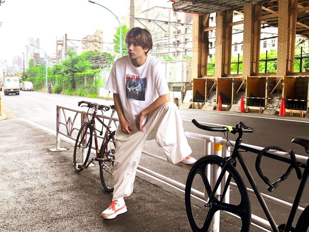 のインスタグラム：「今月のJUNONに載ってます！ 今回は私服だったので寂寥感の鬼でーす✊してきました！！ カメラマンさんと編集さんが寂寥感Tシャツめちゃ褒めて下さって、その日の撮影のテーマも寂寥感になりました笑」