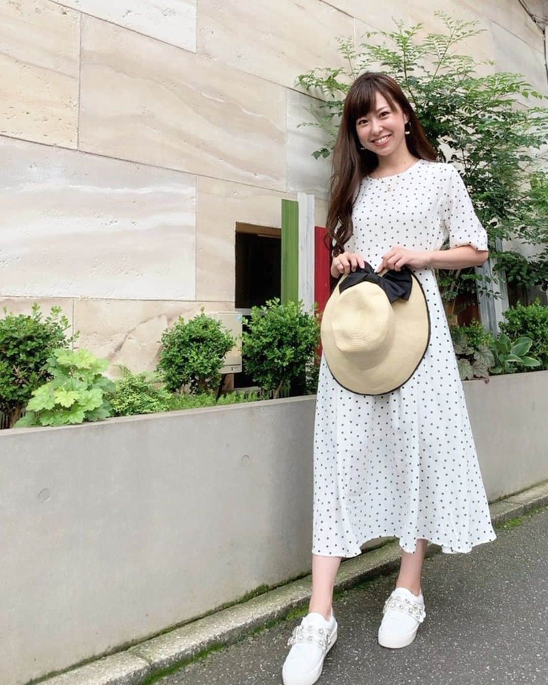 のインスタグラム：「✩*॰ 涼しげなドット柄のワンピース👗 . ウエスト部分には紐があるので スタイルアップにも🙆‍♀️ . one-piece #kandk_style @ladiesfashion.kandk  hat #beams #ビームス  shoes #bridgetbirkin #ブリジットバーキン  . . #夏コーデ#ワンピース#4歳女の子ママ #スニーカーコーデ」