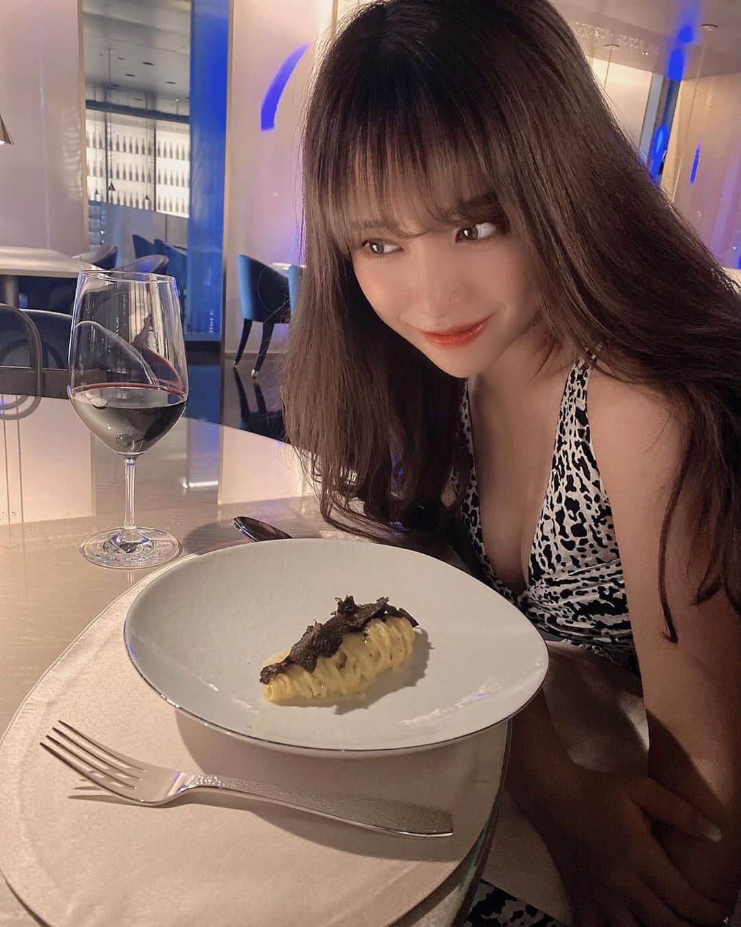 RIKAのインスタグラム：「🍷🧆」