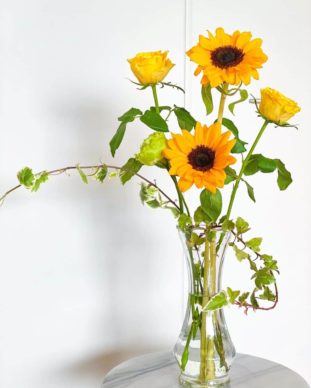 みゆこさんのインスタグラム写真 - (みゆこInstagram)「.﻿ お花に囲まれて幸せ…💓☺️﻿ ﻿ ここ1カ月くらいで🏠に飾ってたお花を、﻿ まとめてみました♡﻿ 同じ花器でもお花の種類や色、﻿ 背丈や本数を変えるだけで﻿ ぐっと見違えて楽しい🥰🧡﻿ ﻿ ﻿ #今日の1枚#お花#と#私#最近の#フラワーアレンジメント#マイブーム#花#花瓶#花器#お花が好き﻿ ﻿ #東京#はな#花のある暮らし#花のある生活#アラサー女子#私の部屋#いつかの#私#スナップミー#癒し#flowerdesign#ピンクの花#ピンクが好き#休日の過ごし方#丁寧な暮らし#日々のこと」7月20日 20時06分 - miyuco.t