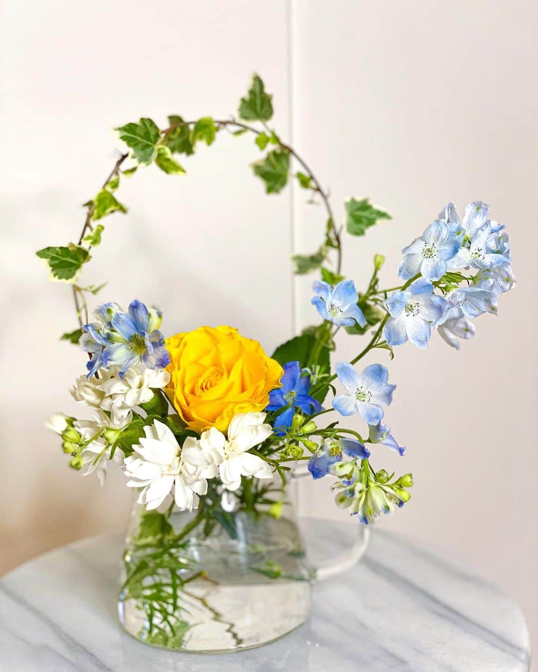 みゆこさんのインスタグラム写真 - (みゆこInstagram)「.﻿ お花に囲まれて幸せ…💓☺️﻿ ﻿ ここ1カ月くらいで🏠に飾ってたお花を、﻿ まとめてみました♡﻿ 同じ花器でもお花の種類や色、﻿ 背丈や本数を変えるだけで﻿ ぐっと見違えて楽しい🥰🧡﻿ ﻿ ﻿ #今日の1枚#お花#と#私#最近の#フラワーアレンジメント#マイブーム#花#花瓶#花器#お花が好き﻿ ﻿ #東京#はな#花のある暮らし#花のある生活#アラサー女子#私の部屋#いつかの#私#スナップミー#癒し#flowerdesign#ピンクの花#ピンクが好き#休日の過ごし方#丁寧な暮らし#日々のこと」7月20日 20時06分 - miyuco.t