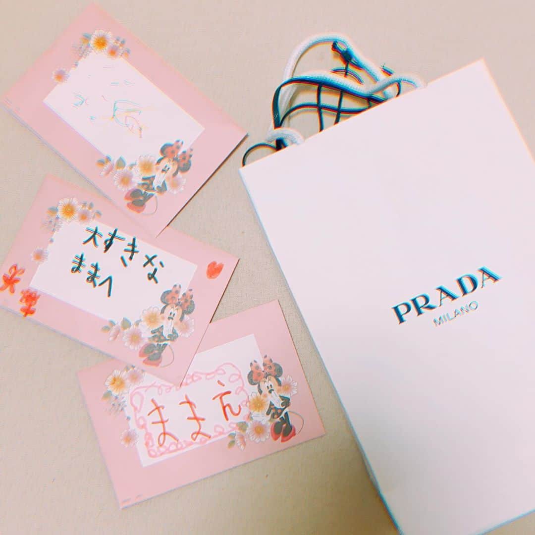 福長優のインスタグラム：「♡ 先日☺︎ 🌈🧁32歳になりました🧁🌈  最近色々と考えさせられる事が多くて 感情が忙しかったけど 今、目の前にある幸せを大切にしていこ💓  #ありがとう #だいすき」