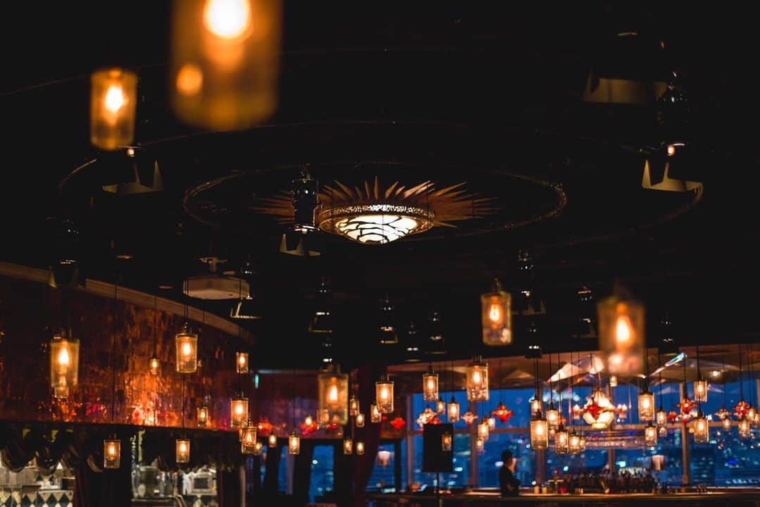 レガートのインスタグラム：「﻿ 【Lamp】﻿ ダイニングでは「太陽」をイメージして作られた中央の照明が存在感を放ちます。﻿ 100灯のランプが舞う空間でのお食事をお楽しみ下さいませ。﻿  #渋谷レストラン #渋谷夜景 #渋谷夜景スポット #渋谷イタリアン #cafelegato」