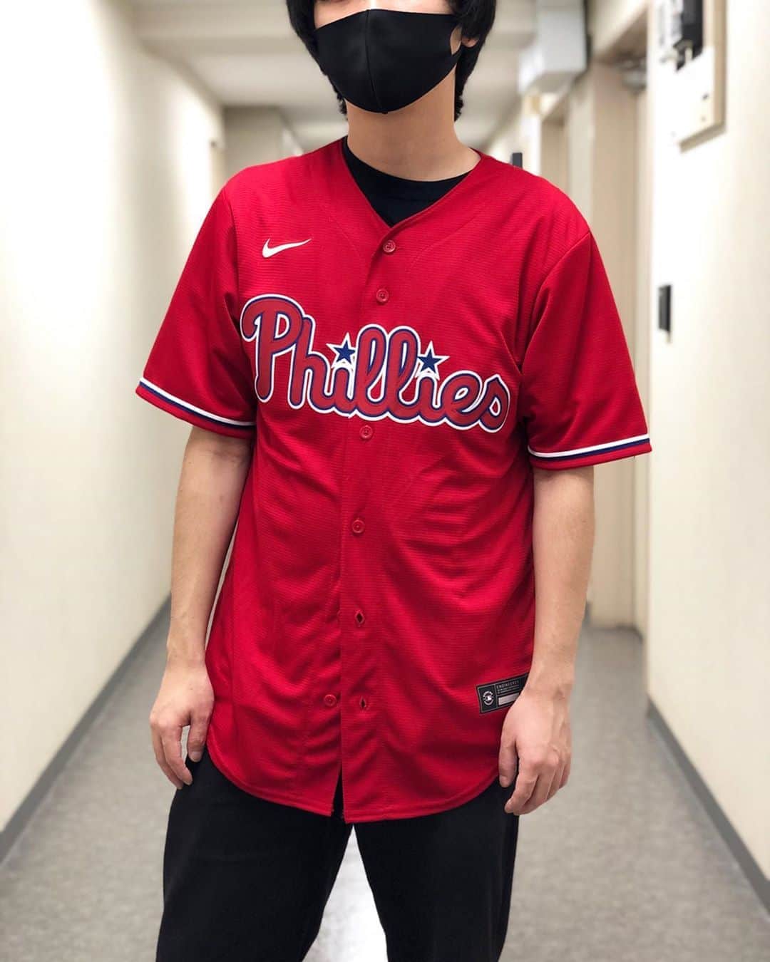 のインスタグラム：「.﻿ MLBジャージのサイズ感写真その2﻿ ﻿ 身長173cmのモデル写真です✴︎﻿ ﻿ Mサイズ着用です。﻿ SとM両方着ましたが、Sは胸元あたりがキツく感じるとのこと。丈感はSでも違和感ないようでした！﻿ Mサイズが丈、フィット感共にベストみたいです🤟✴︎﻿ ﻿ ※動画では右側(DAVIS)Sサイズ着用。前開きで着てます。﻿ ﻿ ﻿同じ身長でも体格で変わってきますので参考までに🤲  見たい！知りたい！着画があればリクエストお願いします😌﻿ ﻿ ﻿ ﻿ ﻿ #mlb #nike #ナイキ #ナイキコーデ #ジャージコーデ #mlbユニフォーム #ユニフォーム #ユニフォームコーデ #スポーツウェア #スポーツコーデ #ストリートファッション #セレクション新宿 #セレクション大阪 #mlb好き集まれ🇺🇸 #アスレチックス﻿ #バーバー #ブライスハーパー #フィリーズ」