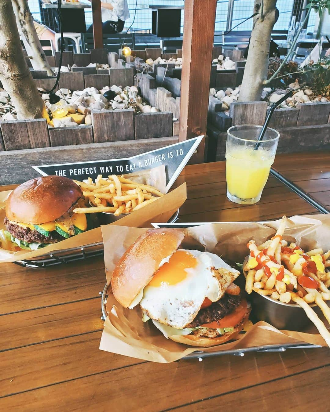 小谷津友里さんのインスタグラム写真 - (小谷津友里Instagram)「たまに食べたくなるハンバーガー🍔 ボリューミーなハンバーガーが食べたくなったらここ😻 ジャーナルスタンダードの J.S.BURGERS CAFE☕ アボカド🥑が挟まってるハンバーガーが好き！ テラス席が風通し良い🐾  学生時代からよく食べに行ってたんだ😋 ランチに食べると夜遅くまでお腹減らないくらいボリューミー🐾笑  #ハンバーガー #jsburgerscafe #hamburger #新宿カフェ #新宿グルメ #新宿ランチ #食べ歩きの旅 #ガッツリ飯 #こやゆりフード #東京グルメ #東京カフェ巡り #フライドポテト #🍔 #🍟 #グルメ女子 #アボカド #アボカド料理 #avocado #半熟卵 #新宿南口」7月20日 20時10分 - yurikoyatsu