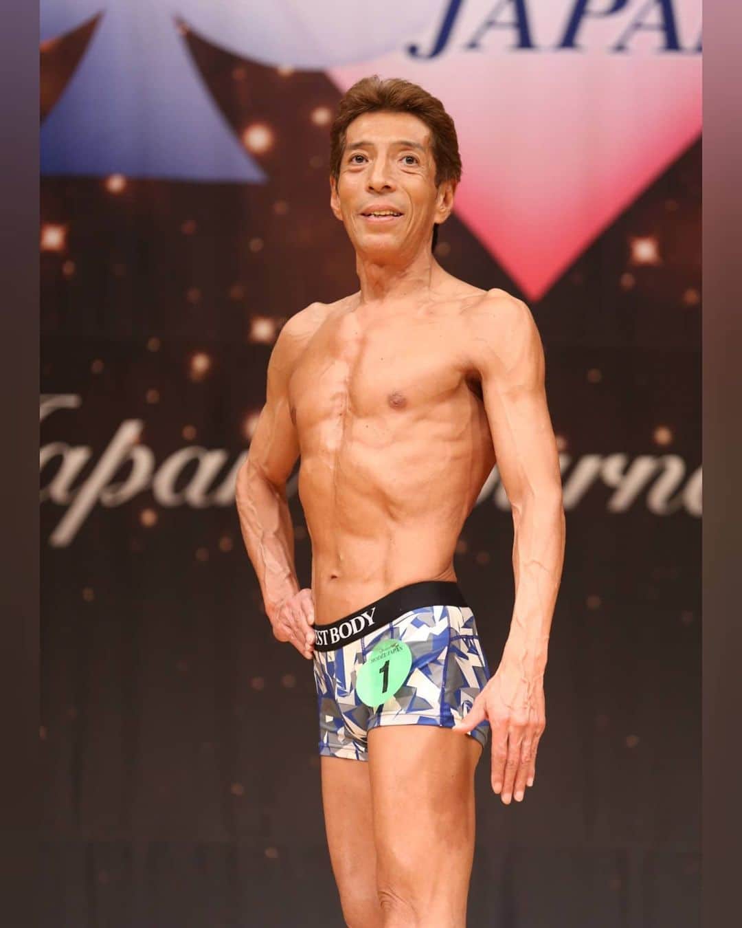 松野行秀さんのインスタグラム写真 - (松野行秀Instagram)「今日は、昨日開催されたベストボディ・ジャパン主催のモデルジャパン2020盛岡大会に関する出場レポートをアップさせて頂きます⤴️ · · · ベストボディ・ジャパンは、世界初の男女の年齢別ミスター＆ミスコンテストを開催している団体で、日本最大のコンテスト団体です。 · · · モデルジャパンは、ベストボディ・ジャパンコンテストよりも細身の身体が審査の評価ポイントで、『スリムで腹筋も割れたスタイリッシュなカッコ良さ、美しさ』が追及されるコンテストです。 · · · 大会は、コロナウイルス感染防止ガイドラインに則った、感染防止対策を厳重に行なった上での開催となりました。 · · · 昨日、私は50才以上59才以下のゴールドクラスに出場致しました。 · · · ゴールドクラスは今年が最後の出場となります。 · · · 昨今の社会情勢上、大会前に公式レッスンを受講したのは3月末が最後でしたので、ポージングの仕上げやステージングに関しては一抹の不安がありましたが、盛岡は、昨年初出場をした思い出の地であることや、更には、コロナの影響で暗いニュースが続く中、自分が大会に出場をして良い成績を残すことが出来れば、少しでも明るい話題を提供させて頂けるかも知れないという思いが頭を過り、時期尚早の感は有りましたが、意を決して出場させて頂くことに致しました。 · · · 今回の大会は、コンテスト開催自粛明けの再開3大会目というや、昨今の全国的な感染者数の増加を受けて、出場選手の総数は約50名・・・私が出場をしたモデルジャパン男子ゴールドクラスは2名の出場となりました。 · · · 出場選手は少なかったものの、2名で優劣を競い合うということが、私にとってはいつも以上のプレッシャーとなりました。 · · · ステージの袖では、パンプアップよりも正しい姿勢の確認と、ポージングのイメージトレーニングに専念を致しました。 · · · プレッシャーと緊張感マックスの状態で臨んだ本番でしたが、結果は何とか300点満点でグランプリを頂くことが出来ました。 · · · 緊張の連続では有りましたが、出場2年目にして初の、まして厳しい社会情勢下でのグランプリ受賞だったので、喜びもひとしおでした。 · · · 大会は感染ガイドラインを厳守した開催だったこともあり、検温や消毒はもちろんのこと、客席や控室を始めステージの袖でもマスク着用でソーシャルディスタンスを保ったり、審査中のステージ上でも選手間のソーシャルディスタンスを保った状態で審査を行なったり、大会の一つの華である受賞者全員の集合写真も割愛する等、これまでとは違った新しいスタイルでの開催となりましたが、出場された選手の皆様も会場のお客様も大満足のご様子でした😊 · · · 今回の受賞を糧に、12月に開催される日本大会に向けて更に精進していこうと心を新たに致しました👍 · · ·　 会場に足をお運び下さったお客様、ご一緒させて頂いた選手の皆様、運営スタッフの皆様、そして厳しい状況の中でコンテストを再開して下さったベストボディ・ジャパン協会様に改めて心より感謝を申し上げます😊 · #ベストボディジャパン2020盛岡大会 #モデルジャパン200盛岡大会 #ベストボディジャパン #モデルジャパン #bbj #mmj #ゴールドクラス #グランプリ #感謝」7月20日 20時10分 - g.matsuno