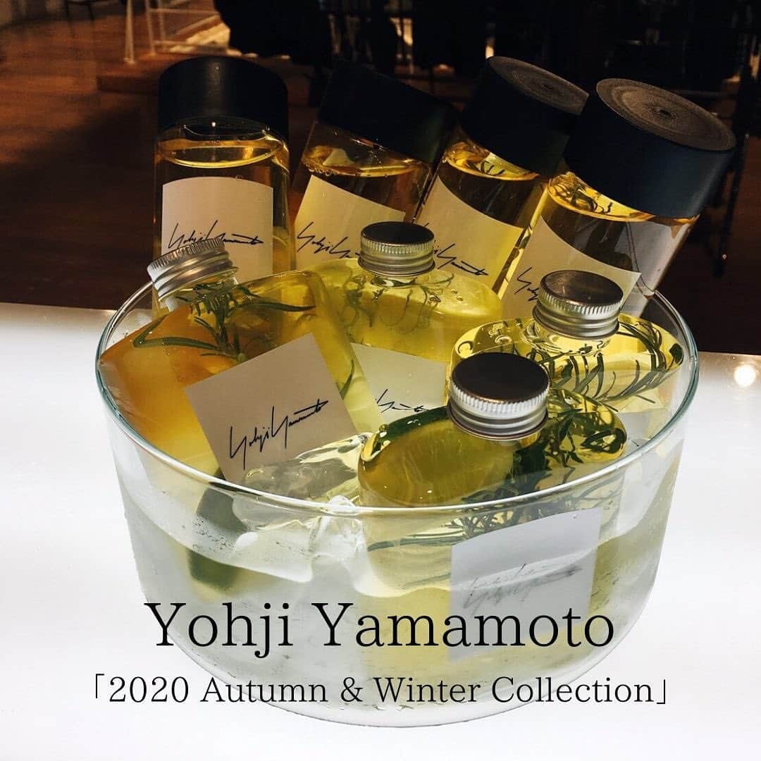 CRAZY KITCHENのインスタグラム：「.﻿ Yohji Yamamoto「2020 Autumn & Winter Collection」/ 2020/6/12-14《The English description is below》﻿ ﻿ ヨウジヤマモト様の2020年秋冬コレクションの受注会にて、お客様にお配りするドリンクを、アルコール、ノンアルコール、それぞれ１種ずつ、ロゴ入りのボトルにてご用意させていただきました。﻿ ﻿ At the ordering event for Yohji Yamamoto's Fall/Winter 2020 collection, we have prepared the drinks which is in a bottle with the logo. ﻿ One is rosemary and lime sangria.  The other is grape juice with rosemary and orange peel.﻿ ﻿ 【MENU】﻿ ・ローズマリーとライムのサングリア﻿ ・ローズマリーとオレンジピールのぶどうジュース﻿ ﻿ ※新型コロナウイルス感染症に対する予防と拡散防止に、最大限の注意を払い実施いたしました。﻿ ﻿ #crazykitchen﻿ #クレイジーキッチン﻿ #オリジナルドリンク﻿ #オリジナルボトル﻿ #受注会﻿ #イベント﻿ #ヨウジヤマモト﻿ #yohjiyamamoto」