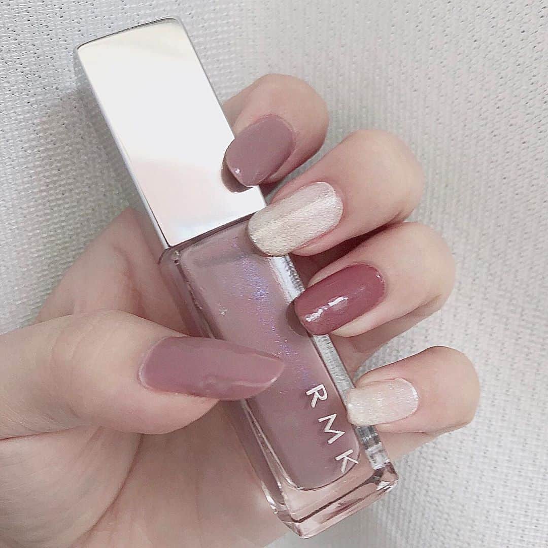のインスタグラム：「. 今のネイルです🐰 ☁️親指...RMK 6番 ☁️中指...スキューズミー  グロッシーコート シャンパンホワイト ☁️薬指...ネイルホリック602番 . . . ベースはホワイトなら プラスオールインワンコート plus02 ピンクならRMK ベースコートN . . 自爪でマニキュアです💓 . . #ネイル #マニキュア #ネイルホリック #nail #ワンカラーネイル #ネイルデザイン」