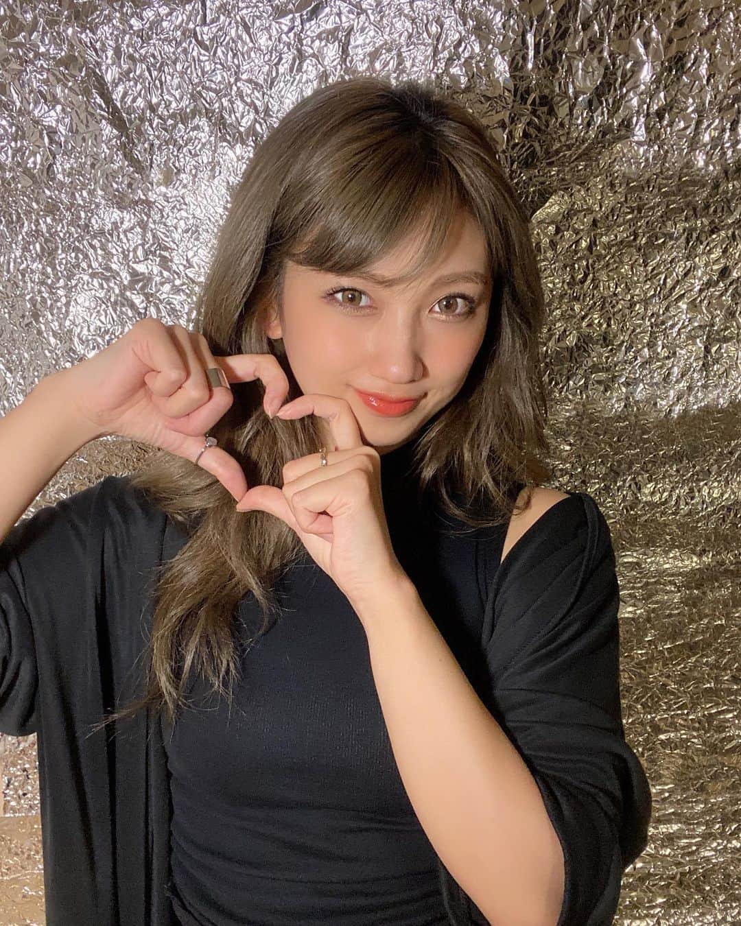 YUMIKAのインスタグラム：「#ポテチ映え ならぬ自宅で簡単ホイル映え🤫笑  ピンクのアイライナーまで メイクの色が綺麗に出てびっくり👼🏻✨ このホイル使って水回り掃除して ピカピカ一石二鳥(๑•̀ㅂ•́)و✧✨  #ホイル映え #アルミホイル #cyberjapan #cyberjapandancers #サイバージャパン #サイバージャパンダンサーズ」