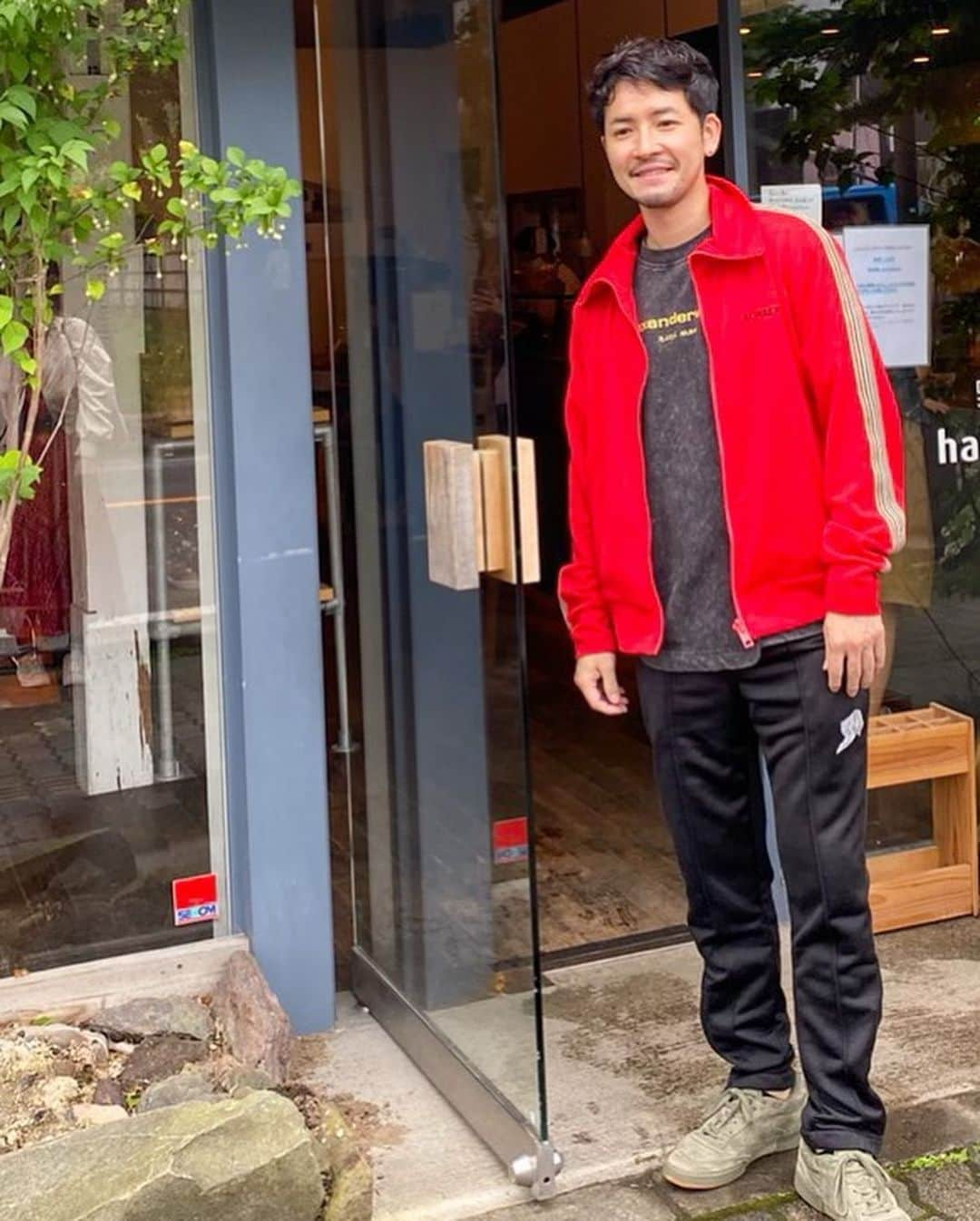 小柳津林太郎さんのインスタグラム写真 - (小柳津林太郎Instagram)「Went to Karuizawa over the weekend to meet an old friend. Exploration of Food, Wine, Soba, Coffee and nature was awesome!  移住した戦友に会いに軽井沢へ。飲と食の視察という名の弾丸トリップ。ほとんど外にいたから、友達以外にあってないけど、会えて良かった。  TOPS @burberry  TShirt @alexanderwangny  Pants @alexanderwangny  Shoes @reebokjp  Pierce @garni_official   #karuizawa #nagano #soba #winery #rinstagram  #軽井沢 #長野 #蕎麦 #ワイナリー」7月20日 20時15分 - rinsta_gram1002