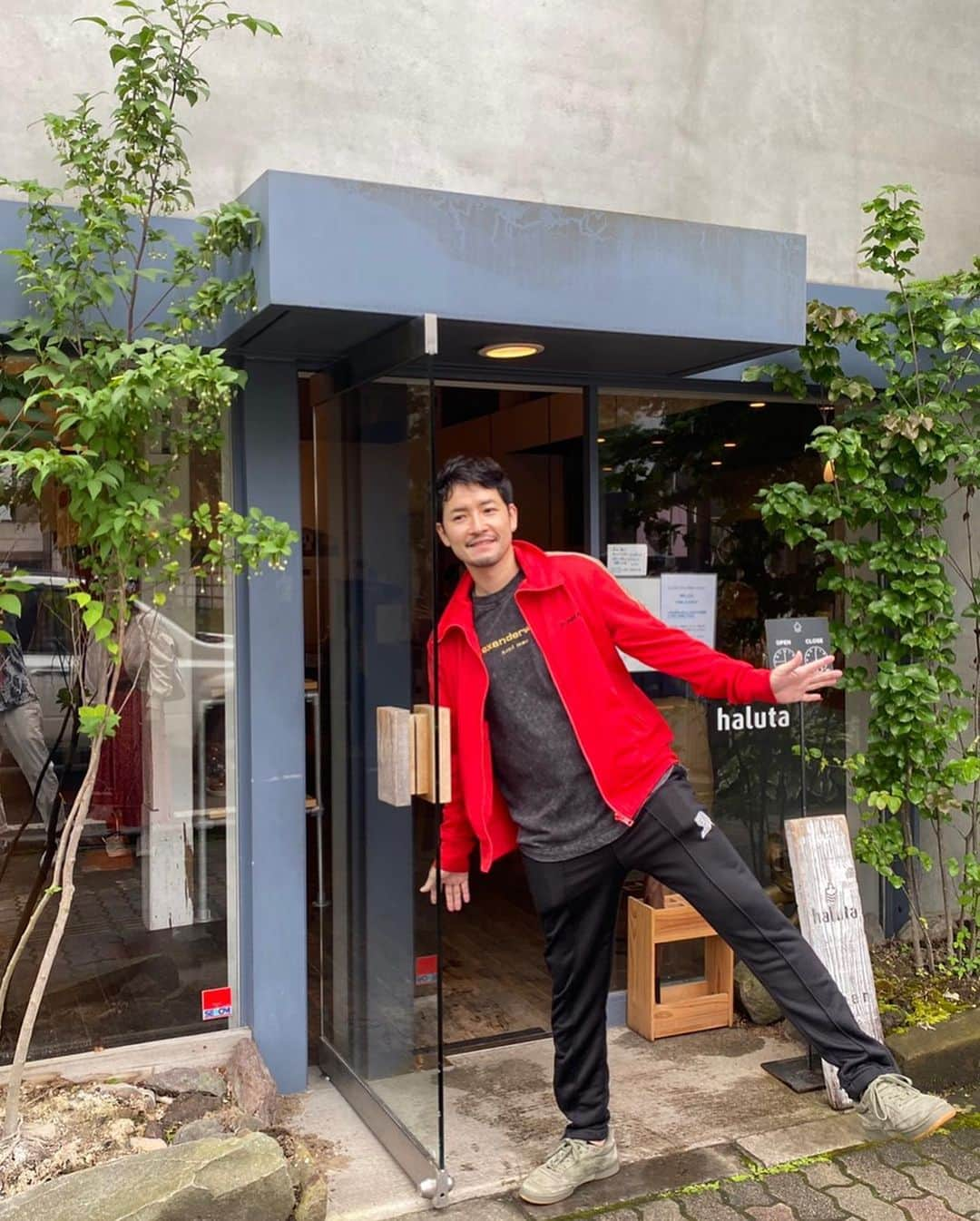 小柳津林太郎さんのインスタグラム写真 - (小柳津林太郎Instagram)「Went to Karuizawa over the weekend to meet an old friend. Exploration of Food, Wine, Soba, Coffee and nature was awesome!  移住した戦友に会いに軽井沢へ。飲と食の視察という名の弾丸トリップ。ほとんど外にいたから、友達以外にあってないけど、会えて良かった。  TOPS @burberry  TShirt @alexanderwangny  Pants @alexanderwangny  Shoes @reebokjp  Pierce @garni_official   #karuizawa #nagano #soba #winery #rinstagram  #軽井沢 #長野 #蕎麦 #ワイナリー」7月20日 20時15分 - rinsta_gram1002