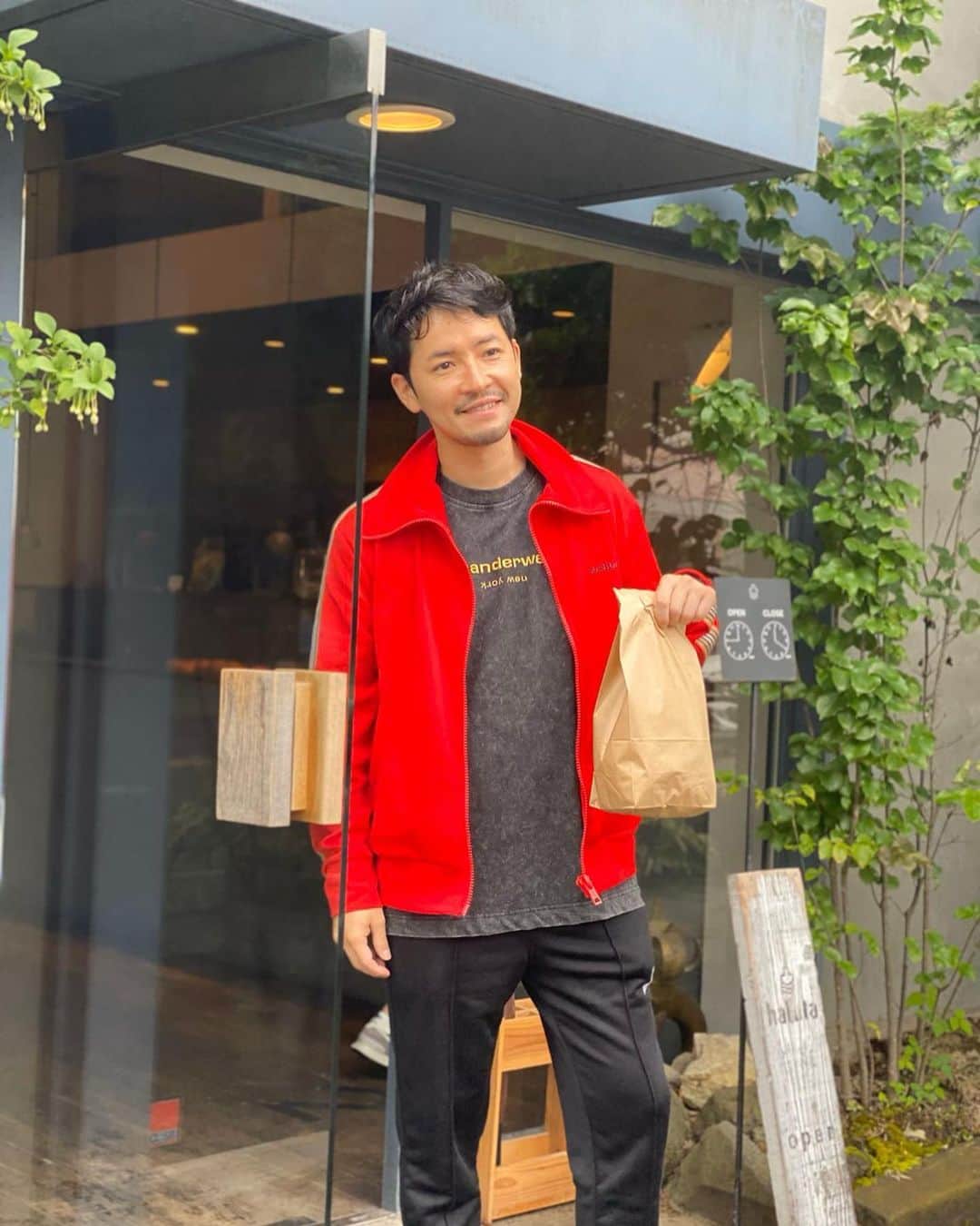 小柳津林太郎のインスタグラム：「Went to Karuizawa over the weekend to meet an old friend. Exploration of Food, Wine, Soba, Coffee and nature was awesome!  移住した戦友に会いに軽井沢へ。飲と食の視察という名の弾丸トリップ。ほとんど外にいたから、友達以外にあってないけど、会えて良かった。  TOPS @burberry  TShirt @alexanderwangny  Pants @alexanderwangny  Shoes @reebokjp  Pierce @garni_official   #karuizawa #nagano #soba #winery #rinstagram  #軽井沢 #長野 #蕎麦 #ワイナリー」
