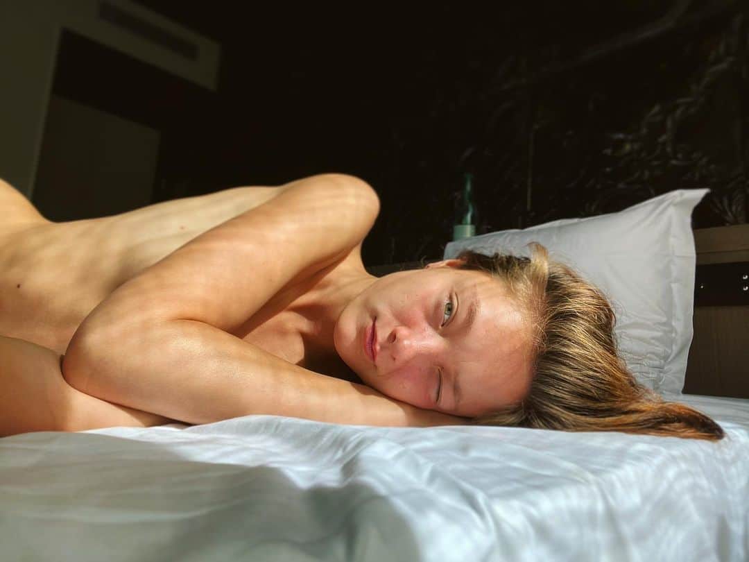 ユミ・ランバートのインスタグラム：「Sun, shadows and bed 🐙」