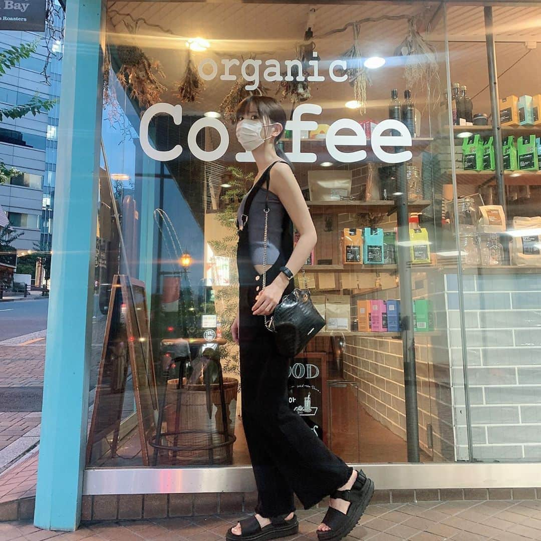 楠ろあさんのインスタグラム写真 - (楠ろあInstagram)「☕️ ・ ・ 最近は少しずついろんなお仕事再開してます☺︎ だいぶ暑くなってきたので みんな熱中症に気をつけてね😭 ・ 🏷 @beep_ss  @drmartensofficial」7月20日 20時18分 - roa.k6