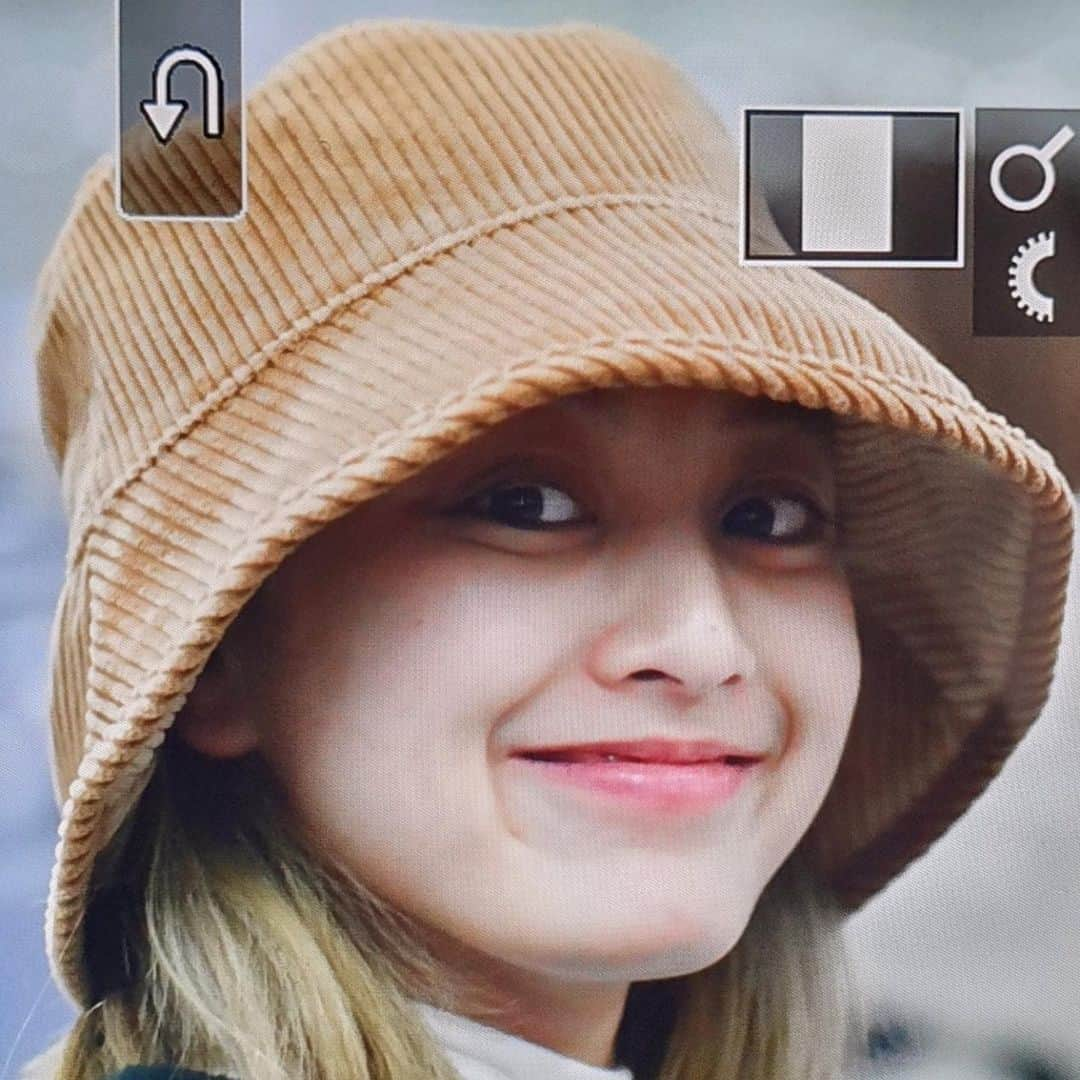 ジヒョさんのインスタグラム写真 - (ジヒョInstagram)「♡ her huge bucket hat💔💔 i‘m devastated she looks so tiny⠀ —」7月20日 20時19分 - jypjihyo