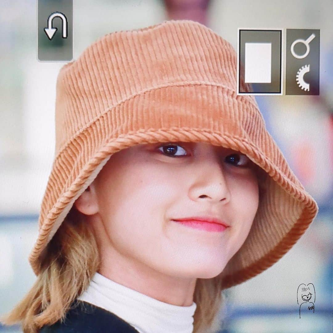 ジヒョさんのインスタグラム写真 - (ジヒョInstagram)「♡ her huge bucket hat💔💔 i‘m devastated she looks so tiny⠀ —」7月20日 20時19分 - jypjihyo