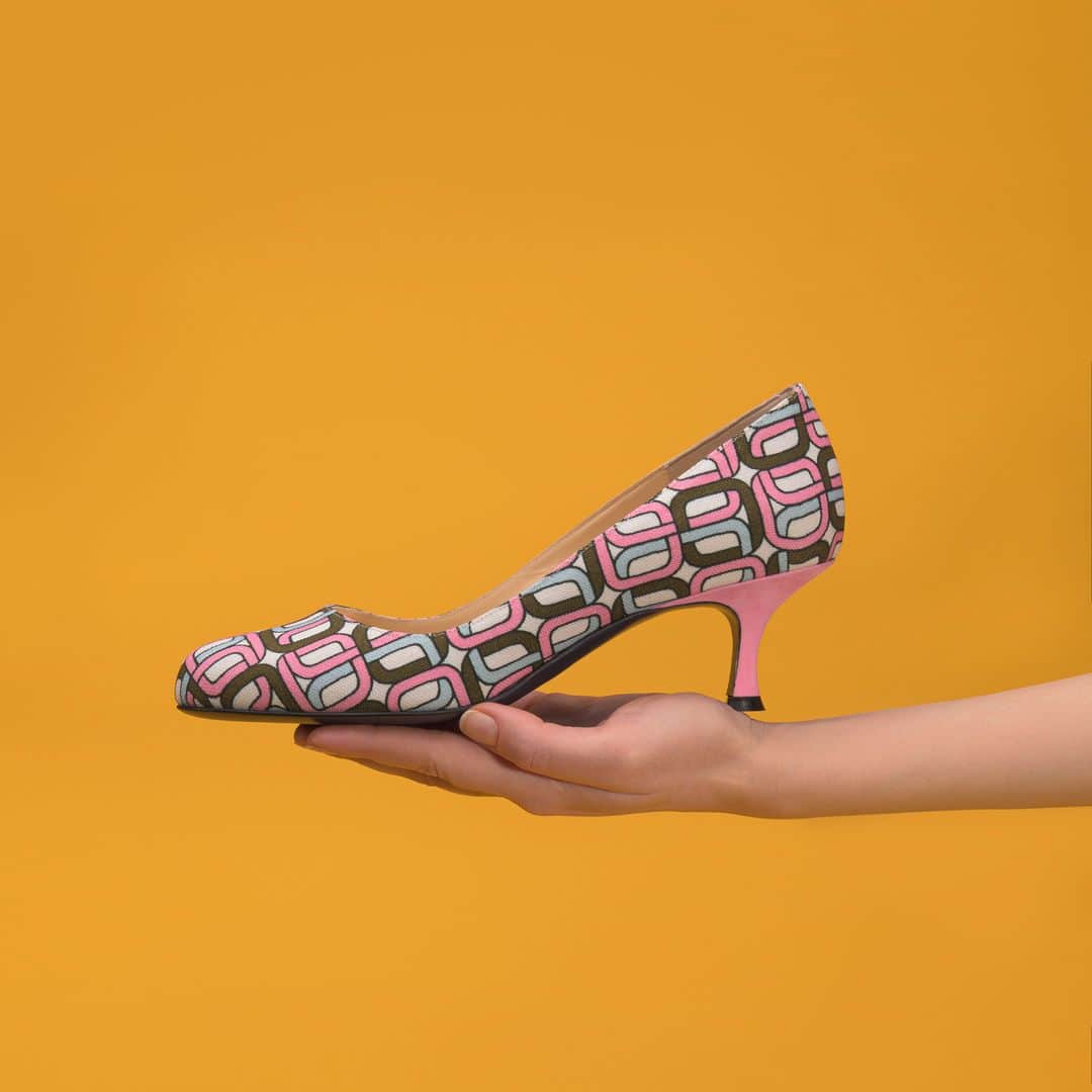 アレッサンドロオテーリさんのインスタグラム写真 - (アレッサンドロオテーリInstagram)「Essential lines for these cool and elegant B50 Pink Chain décolleté. Discover the exclusive Oteri collection online on alessandrooteri.com 💜⁣ .⁣ .⁣ .⁣ .⁣ .⁣ #Aocolletcion #Alessandrooteri #Oterishoes #madeinitaly  #luxuryshoes #shoes #luxurydecollete #Pinkshoes #Shoeslover #Milano #Milanoshoes #musthaveshoes⁣ #fashionable #chic #Shoeslover #fashiondesigner #style #cool #glamour #Oteriluxuryshoes #Shoesinspiration #Milan #Purpleshoes #Designelement」7月20日 20時30分 - oteri_milano