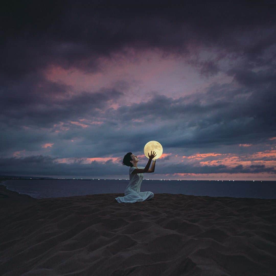 wacameraのインスタグラム：「The Tottori Sand Dunes are the number one sand dunes in Japan that can be visited for sightseeing. It is in Tottori prefecture, the smallest prefecture in Japan. 鳥取砂丘へ5年以上ぶりに行きました。寝不足のまま天候に振り回されたけど素晴らしい景色は相変わらず。 また秋に行きたいなー！」