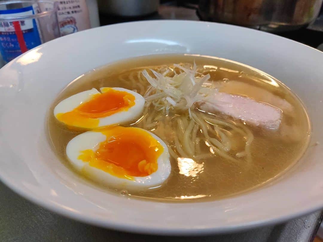 のインスタグラム：「塩らーめん おうちでとものもと 玉子緩すぎた笑 鶏チャーシューの出来はイマイチくん。ホンビノスの滋味がズドーンと出た塩スープ。中細麺がバッチリ合ってる。トッピングは下手くそでしたが、元の麺とスープはおいしかったので救われた。」