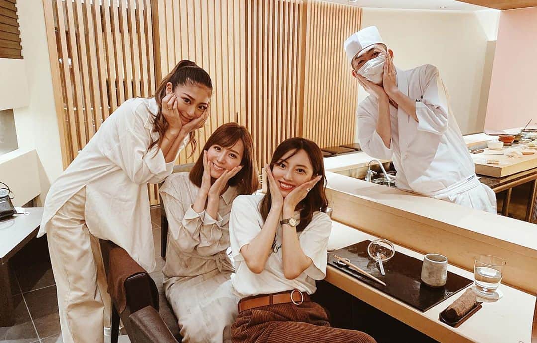 佐藤あずみのインスタグラム：「お友達がお誘いしてくれて女３人でお鮨食べてきた🍣💗 . @pppppi.m 誘ってくれてありがとう〜！ お友達と会えるだけで最近はとっても嬉しくて、更にとーっても美味しいお鮨食べれるって幸せ〜。 . 大将もご馳走様でした🍣 ポーズ可愛い🤣 細巻きの握り方まで教えてもらっちゃった！いえーい！ . #鮨 #寿司 #六本木 #japanesefood #japan #roppongi #sushi」