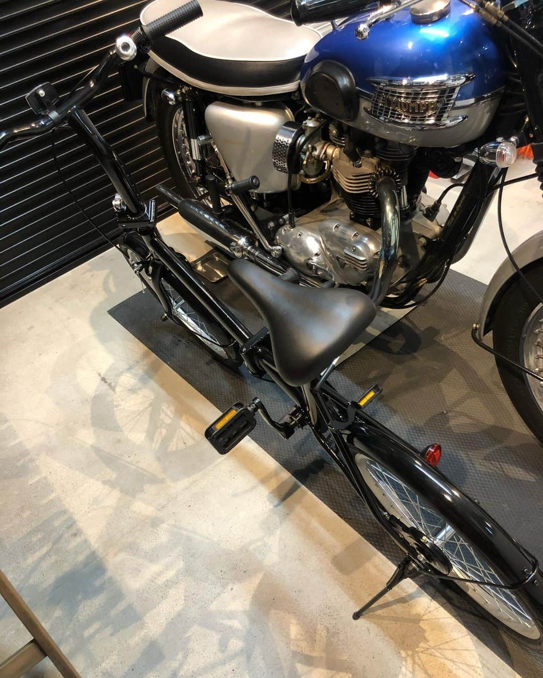 KIYOさんのインスタグラム写真 - (KIYOInstagram)「縁あって折りたたみ式自転車をいただきました。ありがとうございます。大切にします。さっそく虫ゴムをスペシャルバルブに変えたりしてこれじゃバイクイジるのとほとんど変わらない笑 さて次はどこをイジろうか… #1965 #triumph #t120r #bonneville #60s #1960s #650twin #amalcarb #bikestagram #bonnie #britbike #britishmotorcycles #caferacer #classicmotorcycles #classicbike #edwardturner #lewisleathers #madeinengland #modsvsrockers #ohv #paralleltwin #rocker #rockers #unitconstruction #t120 #tonup #tonupboys #triumphmotorcycles #vintagetriumph」7月20日 20時28分 - kiriko009