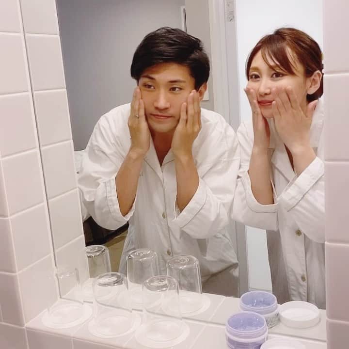 のインスタグラム：「･﻿ ･﻿ 薬用シミウスジェルを使い始めて約9ヶ月。﻿ 起きた時の肌の調子が良くて﻿ 毎朝感動してる✨﻿ ﻿ ﻿ 薬用シミウスジェルは﻿ 「シミ」の悩みを解決！﻿ 独自のメソッド﻿ 「Wディープアクションシステム」で﻿ シミ悩みゼロ肌へ導いてくれるよ👌﻿ ﻿ ﻿ 高濃度のダブル美白有効成分を﻿ 濃いシミの深部(ディープ)まで 速攻で働きかけるの(アクション)﻿ ﻿ ﻿ SNSや人気美容雑誌でも話題で﻿ 芸能人やモデルさんにも大好評！﻿ なんと満足度97%やって🤭﻿ ﻿ ﻿ 旦那ちゃんも本格的に使い始めたけど﻿ オールインワンタイプやからか﻿ 珍しく続いてる🤣﻿ ﻿ ﻿ 何よりもお肌の調子がいいみたいで﻿ 満足なご様子♡﻿ 男性にもオススメできるアイテム！﻿ ﻿ ﻿ 母も最近気になってるみたいやから﻿ プレゼントしようと思ってるよ♪﻿ ﻿ ﻿ @simius_official ﻿ #スキンケア#シミ#シミ対策#シミ予防#シミケア#エイジングケア#美容#美白ケア#美肌ケア#シミウス#オールインワンジェル#薬用シミウスジェル#メビウス製薬#シミウスジェル#エビデンスコスメ」
