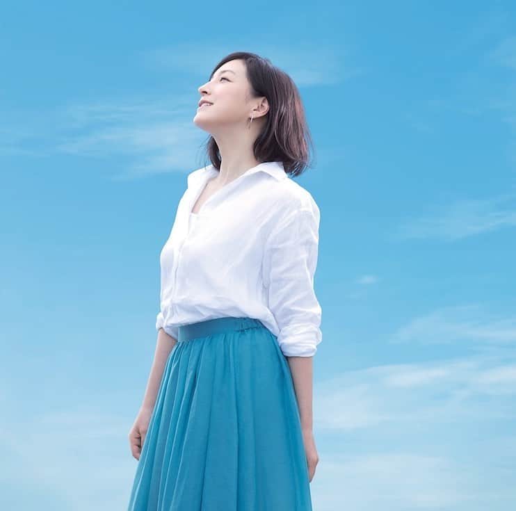 広末涼子ファンさんのインスタグラム写真 - (広末涼子ファンInstagram)「音楽CD「ラブとポップ 〜好きだった人を思い出す歌がある〜 mixed by DJ和」2017年  #広末涼子 #hirosueryoko #ryokohirosue #ヒロスエ写真集」7月20日 20時31分 - hirosue_ryoko_fan