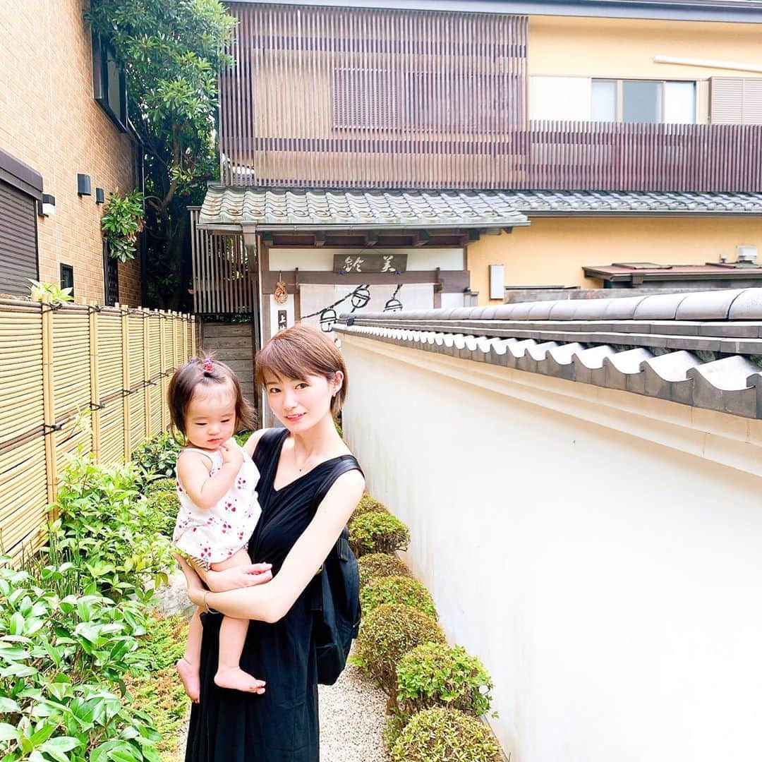 しほの涼のインスタグラム：「家族で鎌倉へ🍵🍡 産まれる前から行ってる松原庵で遅いランチを食べて、大人の夜食のハンバーガーを由比ヶ浜でテイクアウトして帰ってきました☺️  海岸線をドライブして、潮風に当たったら疲れたみたいで2回目のお昼寝中な娘😂😂  今度は足だけでも海に入れてあげたいな😊  #鎌倉 #由比ヶ浜 #家族でお出かけ　#海」