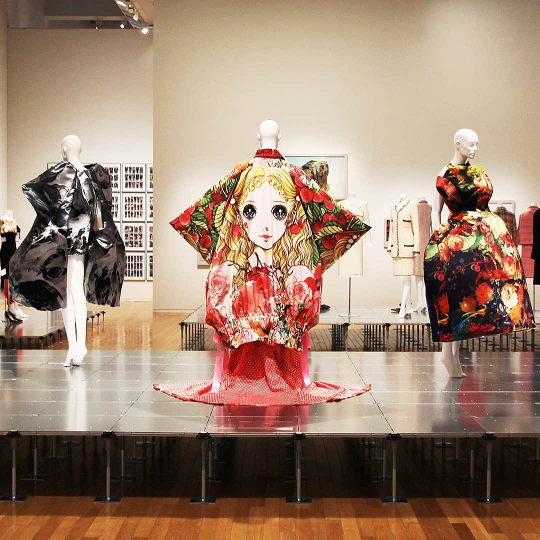 haconiwa / 箱庭さんのインスタグラム写真 - (haconiwa / 箱庭Instagram)「ファッションを通じて人や社会の関係性を問いかける、東京オペラシティ アートギャラリーの「ドレス・コード？─着る人たちのゲーム」展。  2019年に京都国立近代美術館と熊本市現代美術館で開催された展覧会の巡回展ですが、東京展独自の展示空間や、新作も必見です。  8月30日(日)まで事前予約制で開催されています。 詳しくは、haconiwaの記事をご覧くださいね！  ※この写真は許可を得て撮影したものです。会場では撮影NGの場所もございます。  #ドレスコード展 #東京オペラシティ #展覧会 #東京」7月20日 20時37分 - haconiwa_mag