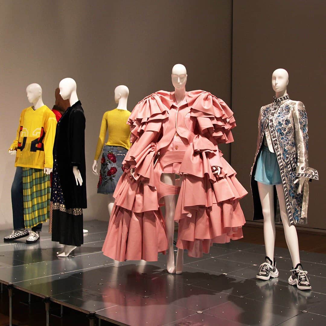 haconiwa / 箱庭さんのインスタグラム写真 - (haconiwa / 箱庭Instagram)「ファッションを通じて人や社会の関係性を問いかける、東京オペラシティ アートギャラリーの「ドレス・コード？─着る人たちのゲーム」展。  2019年に京都国立近代美術館と熊本市現代美術館で開催された展覧会の巡回展ですが、東京展独自の展示空間や、新作も必見です。  8月30日(日)まで事前予約制で開催されています。 詳しくは、haconiwaの記事をご覧くださいね！  ※この写真は許可を得て撮影したものです。会場では撮影NGの場所もございます。  #ドレスコード展 #東京オペラシティ #展覧会 #東京」7月20日 20時37分 - haconiwa_mag