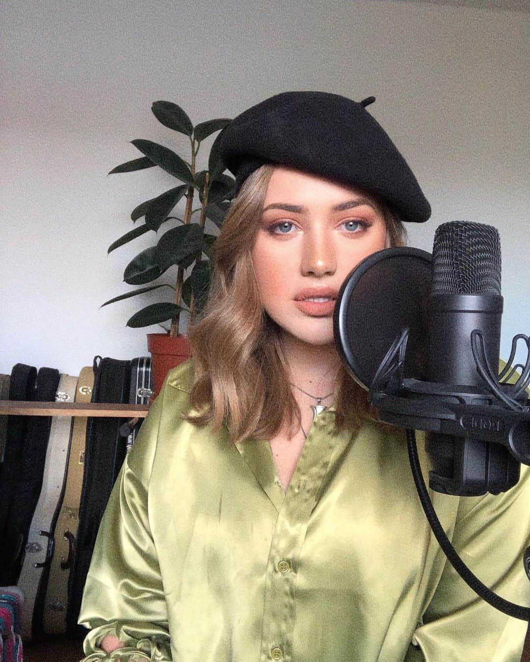 Pleun Bierboomsのインスタグラム：「Back in the studioooooo」
