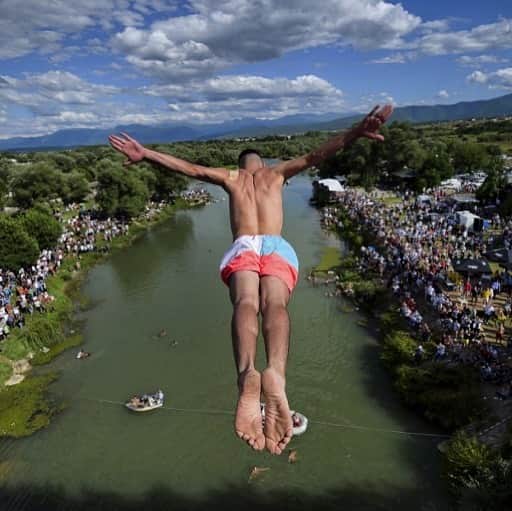 のインスタグラム：「AFP Photo 📷 @armendnimani - A diver jumps from the 22-metre-high bridge "Ura e Shenjte", as sign of protest after police cancelled the 70th traditional annual High Diving competition at the bridge due to spectators failing to keep social distancing rules as part of safety measures to curb the spread of the COVID-19 (novel coronavirus) disease, near the town of Gjakova, on July 19, 2020. #highdiving #highdive」